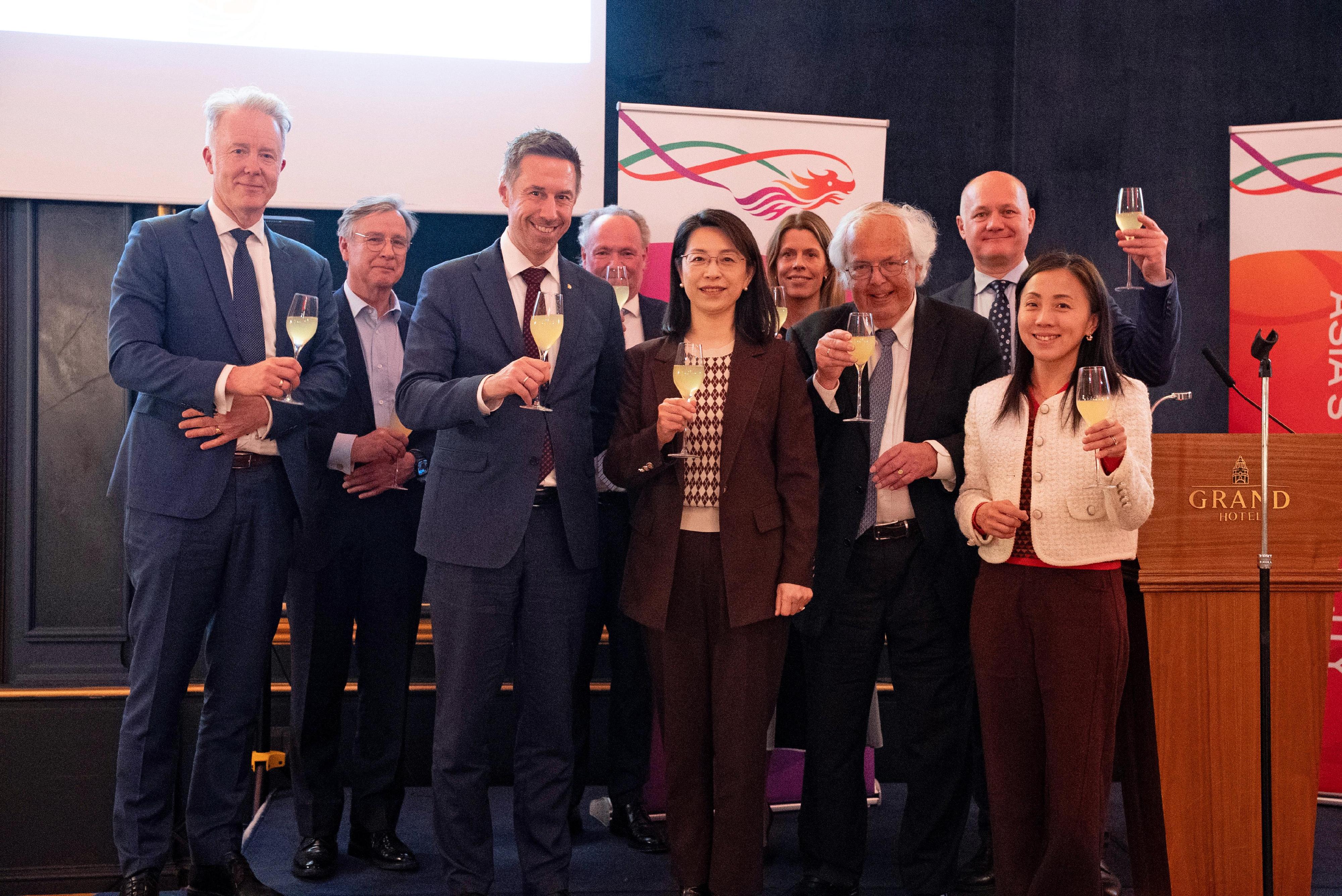 The Hong Kong Economic and Trade Office, London and the Norway-Hong Kong Chamber of Commerce hosted a Year of the Snake reception in Oslo, Norway, on March 5 (Oslo time). Photo shows the Ambassador Extraordinary and Plenipotentiary and Head of Mission of the People's Republic of China to the Kingdom of Norway, Ms Hou Yue (fifth left); the State Secretary of the Ministry of Trade, Industry and Fisheries in Norway, Mr Even Sagebakken (third left); the Senior Adviser of the Ministry of Foreign Affairs in Norway, Mr Ola Breidal (first left); the President of the Norway-Hong Kong Chamber of Commerce, Mr Rolf Willy Hansen (third right); the Director of UK, Nordics and Ireland of the Hong Kong Trade Development Council, Ms Joey Ko (first right) and representatives of business sector toasting at the reception.
