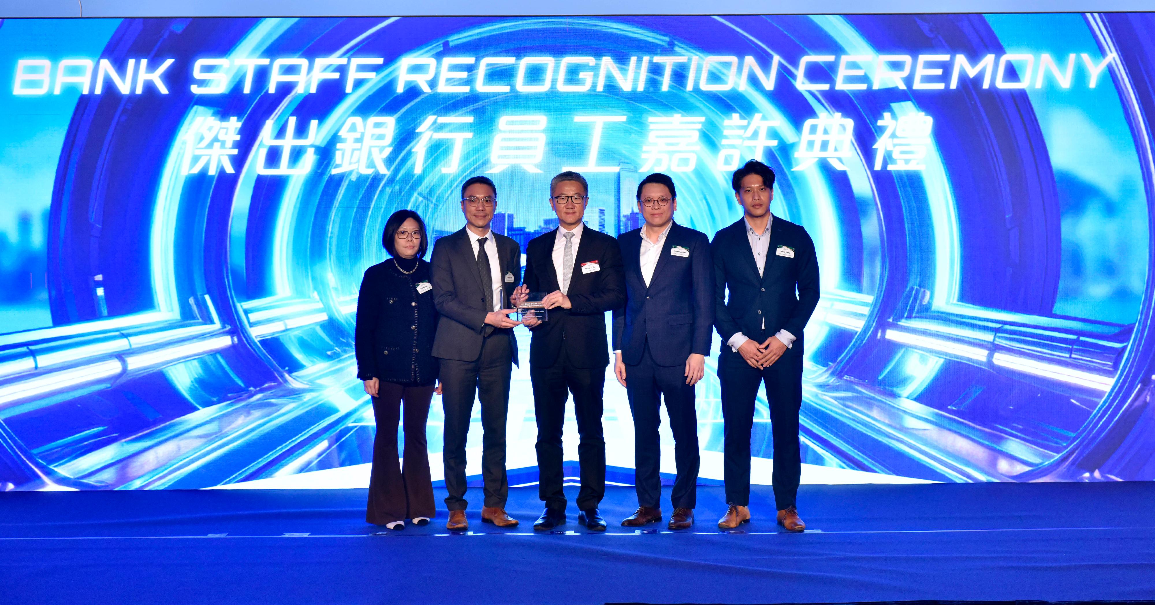 The Bank Staff Recognition Ceremony organised by the Hong Kong Police Force was held today (March 6). Photo shows the Commissioner of Police, Mr Siu Chak-yee (center), delivering appreciation souvenirs to the representative of the Hong Kong Association of Banks, Mr Stanley Wu (second left), at the ceremony.