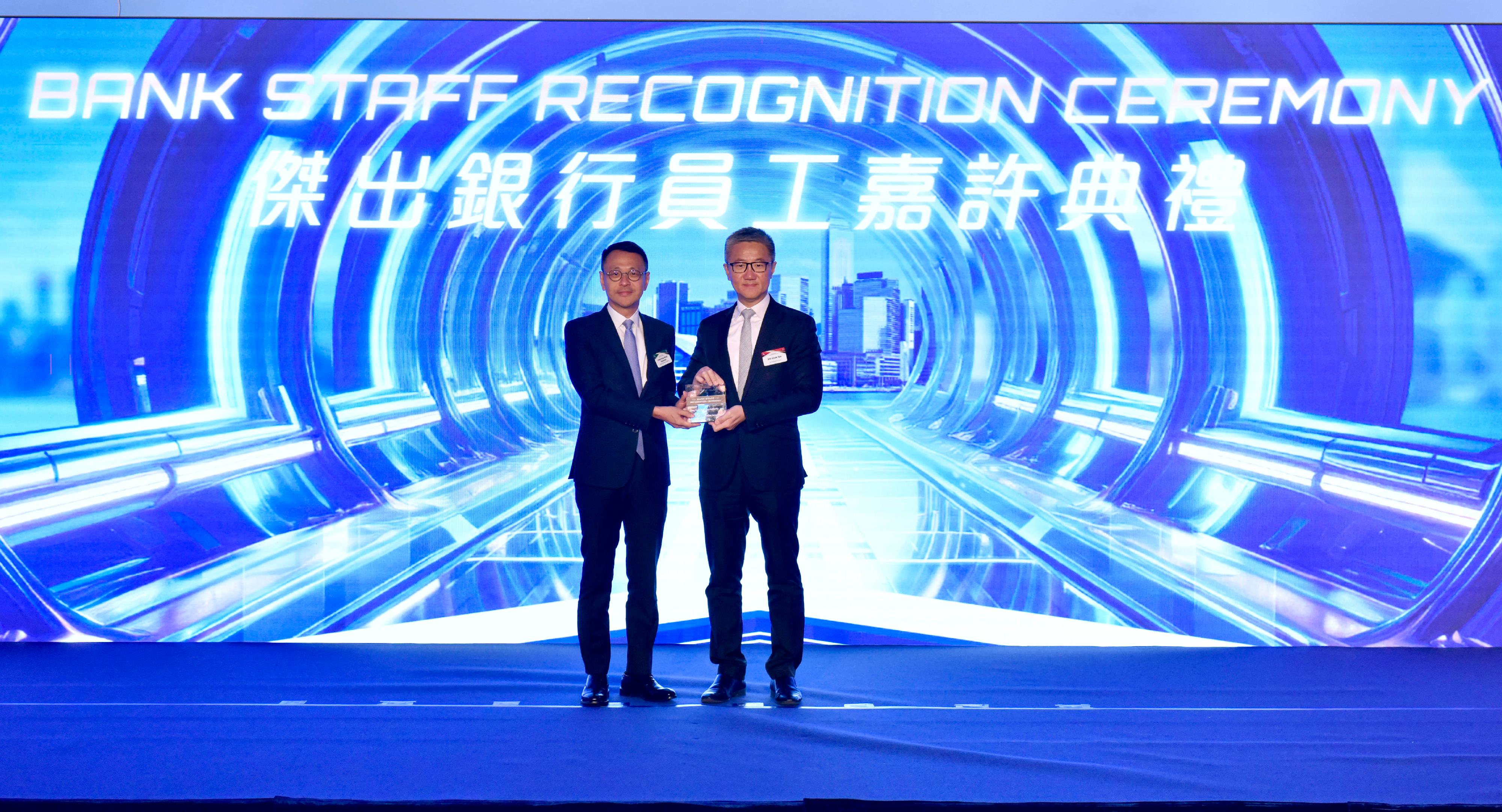 The Bank Staff Recognition Ceremony organised by the Hong Kong Police Force was held today (March 6). Photo shows the Commissioner of Police, Mr Siu Chak-yee (right), delivering appreciation souvenirs to the Executive Director of the Hong Kong Monetary Authority, Mr Raymond Chan (left), at the ceremony.