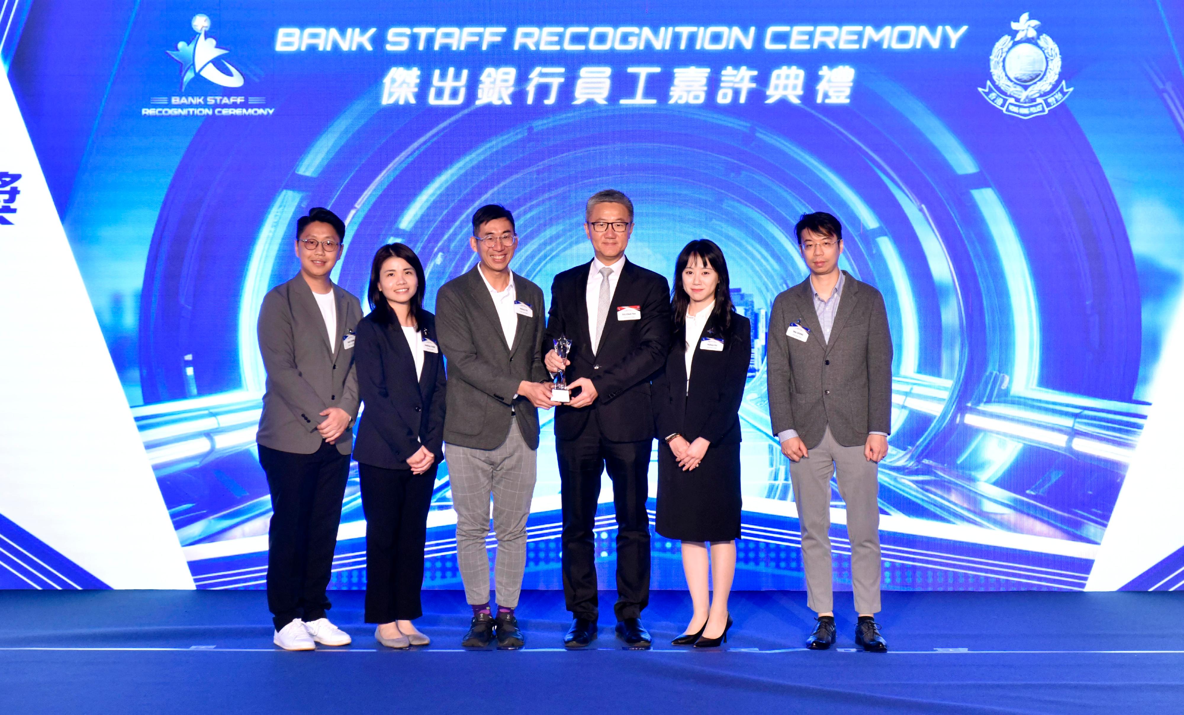 The Bank Staff Recognition Ceremony organised by the Hong Kong Police Force was held today (March 6). Photo shows the Commissioner of Police, Mr Siu Chak-yee (third right), awardees of Anti-Scam Excellence Award (Digital Banks) (Bronze) and other guests at the ceremony.