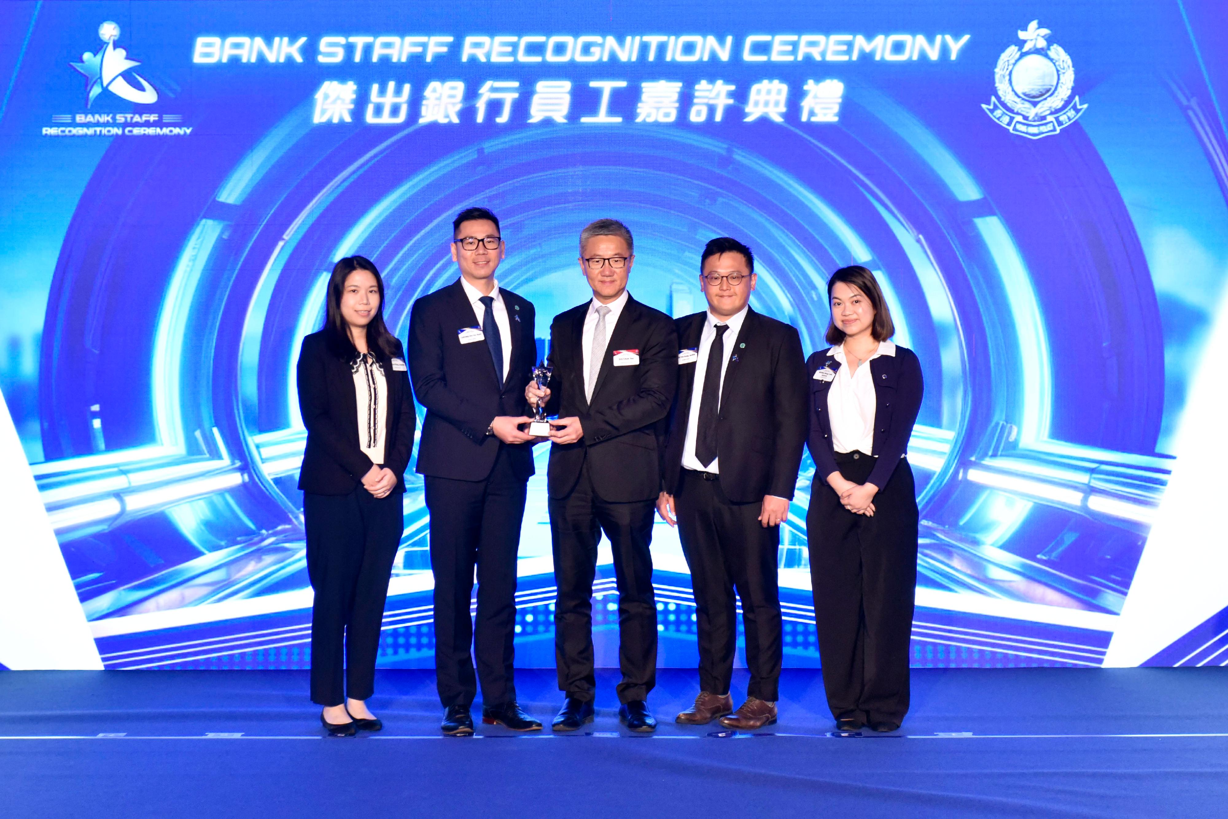 The Bank Staff Recognition Ceremony organised by the Hong Kong Police Force was held today (March 6). Photo shows the Commissioner of Police, Mr Siu Chak-yee (center), awardees of Anti-Scam Excellence Award (Digital Banks) (Silver) and other guests at the ceremony.