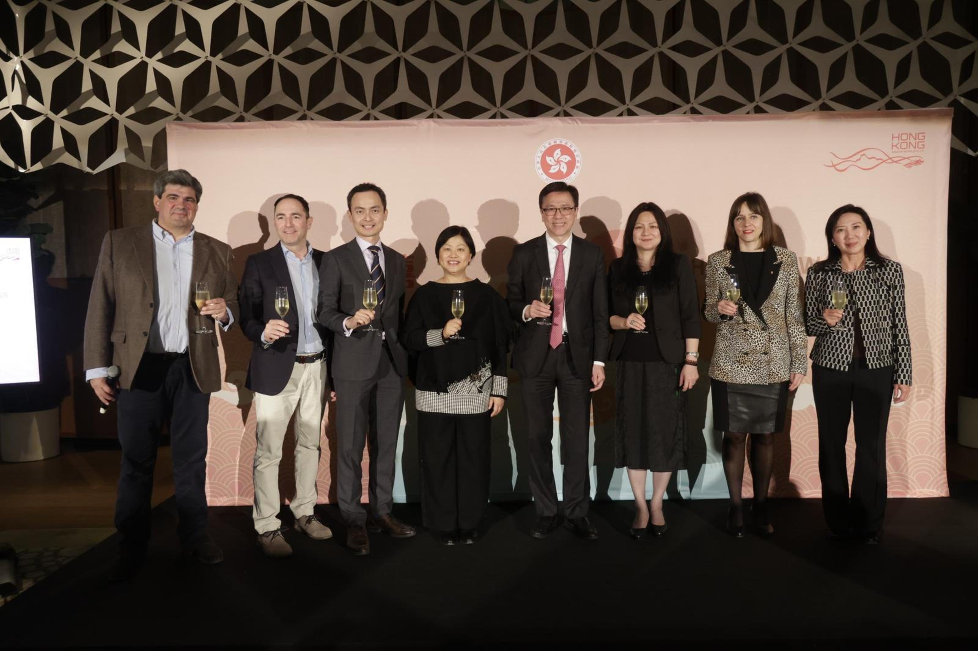 圖示（左起）西班牙香港商會會長Ricardo Ferrer；西班牙香港商會副會長Màrius Rossell；香港貿易發展局（貿發局）歐洲、中亞及以色列首席代表盧逸峰；香港駐歐洲聯盟特派代表翁佩雯；創新科技及工業局局長孫東教授；中國駐巴塞羅拿總領事孟宇宏；加泰羅尼亞政府歐盟及對外事務部秘書長Lorena Elvira Ayuso；以及貿發局商品貿易及創新兼對外事務總監黃燕三月四日（巴塞羅那時間）在巴塞羅那舉行的新春招待會舉杯祝酒。