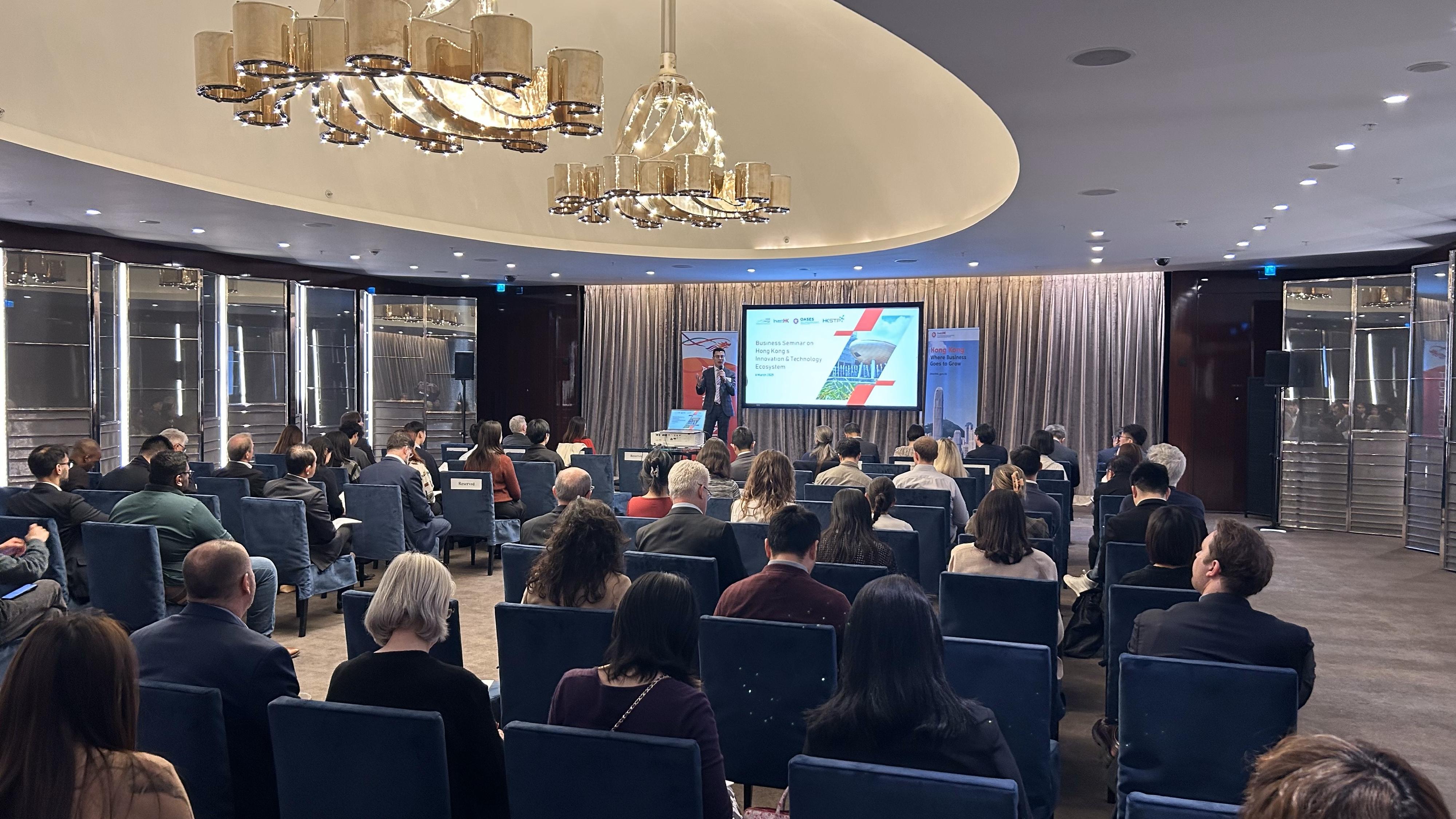 The Hong Kong Economic and Trade Office, London, in collaboration with Invest Hong Kong, the Office for Attracting Strategic Enterprises, and the Hong Kong Science and Technology Parks Corporation hosted a seminar in London, the United Kingdom, on March 6 (London time) showcasing Hong Kong's dynamic innovation and technology ecosystem. Photo shows the networking reception held immediately after the seminar. Around 80 participants joined the entire event including representatives from local government and professionals from the I&T, business and academic sectors, providing an opportunity for further collaboration and discussions.