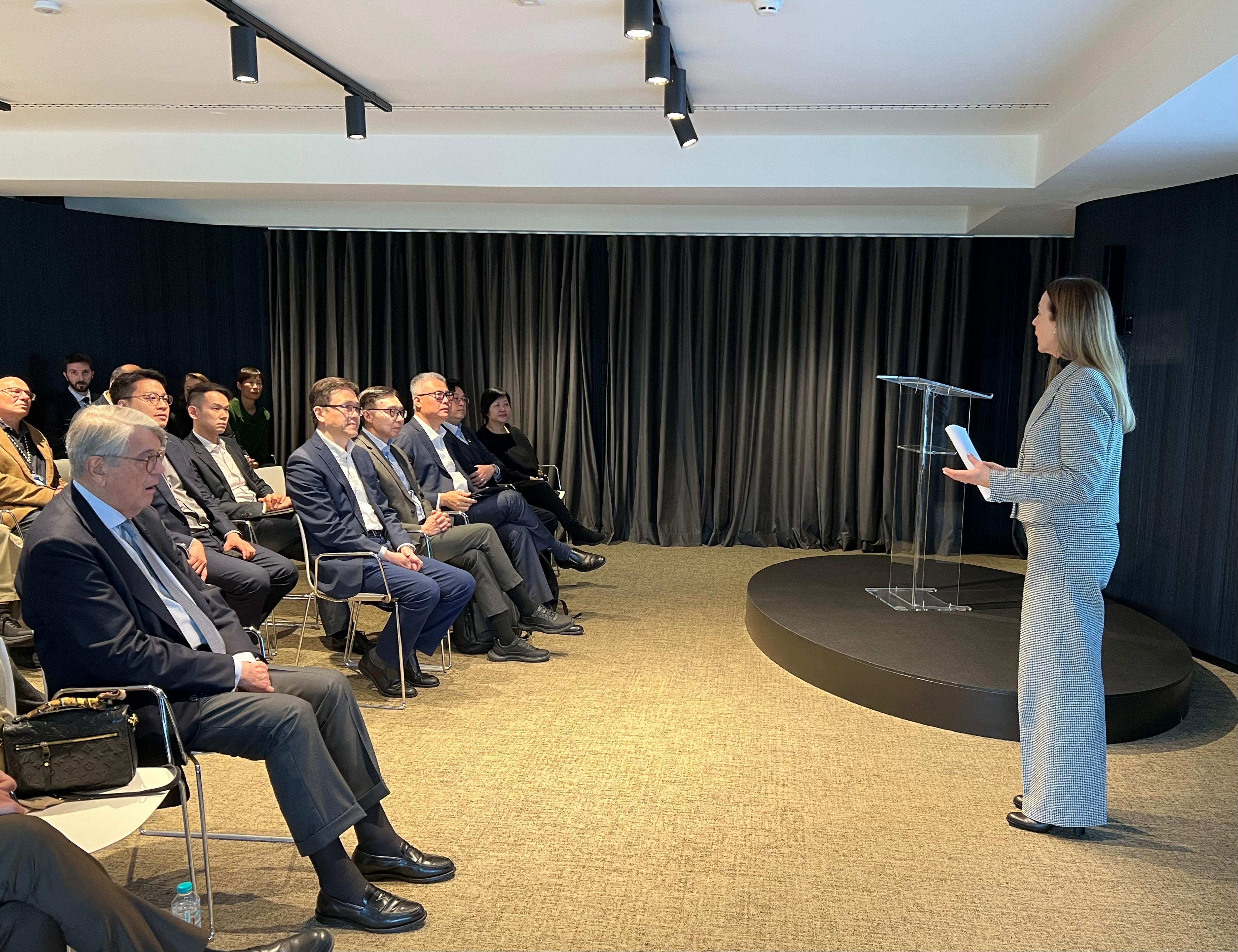 The Secretary for Innovation, Technology and Industry, Professor Sun Dong (front row,second left), met with representatives of the Oeiras Valley Investment Agency in Portugal on March 6 (Lisbon time). The two parties exchanged views on promoting collaboration between innovative parks of Hong Kong and Portugal, as well as investment and exchanges among enterprises in the two places.