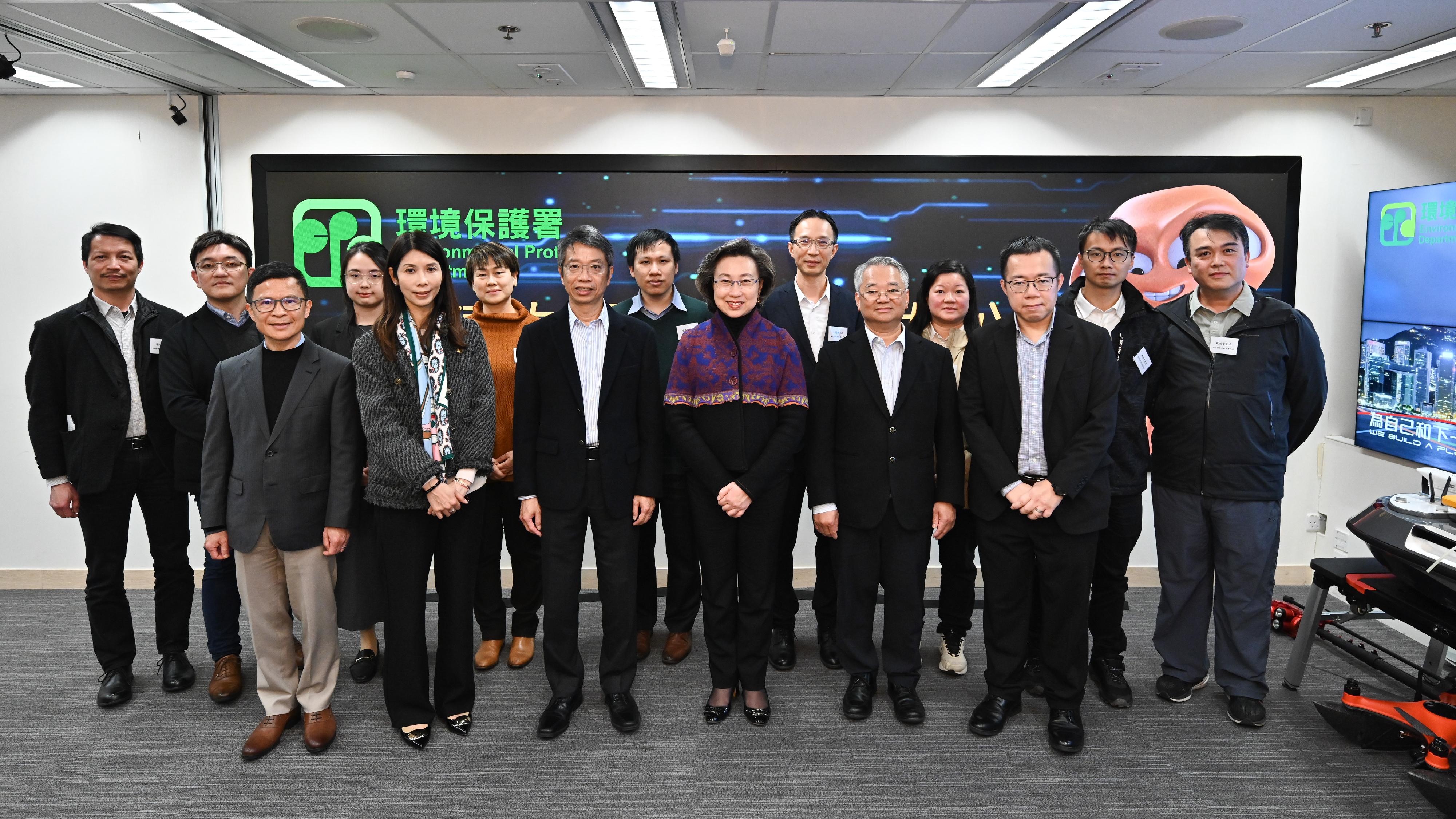 The Secretary for the Civil Service, Mrs Ingrid Yeung, visited the Environmental Protection Department this afternoon (March 7). Photo shows Mrs Yeung (front row, third right); the Permanent Secretary for the Civil Service, Mr Clement Leung (front row, third left); the Director of Environmental Protection, Dr Samuel Chui (front row, second right); and directorate staff as well as staff representatives of various grades in the department.