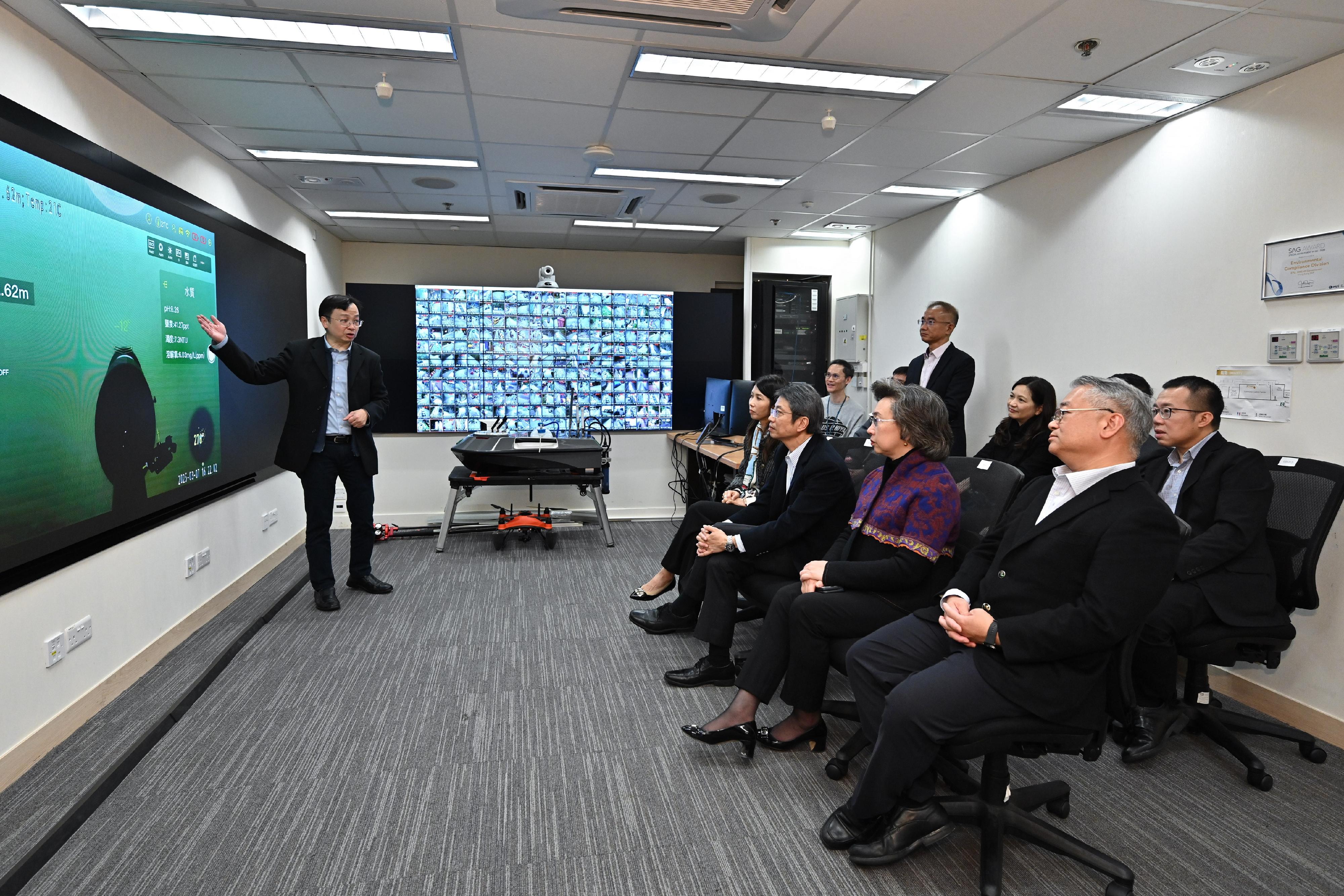 The Secretary for the Civil Service, Mrs Ingrid Yeung, visited the Environmental Protection Department (EPD) this afternoon (March 7). Photo shows Mrs Yeung (front row, second right) receiving a briefing from the Senior Environmental Protection Officer of the EPD, Dr Law Chi-wing (left), on the use of the Unmanned Submarine instead of divers to conduct monitoring and sampling in the Shing Mun River through remote control and real-time images at the Smart Command and Control Centre. Looking on are the Permanent Secretary for the Civil Service, Mr Clement Leung (front row, second left), and the Director of Environmental Protection, Dr Samuel Chui (front row, first right).
