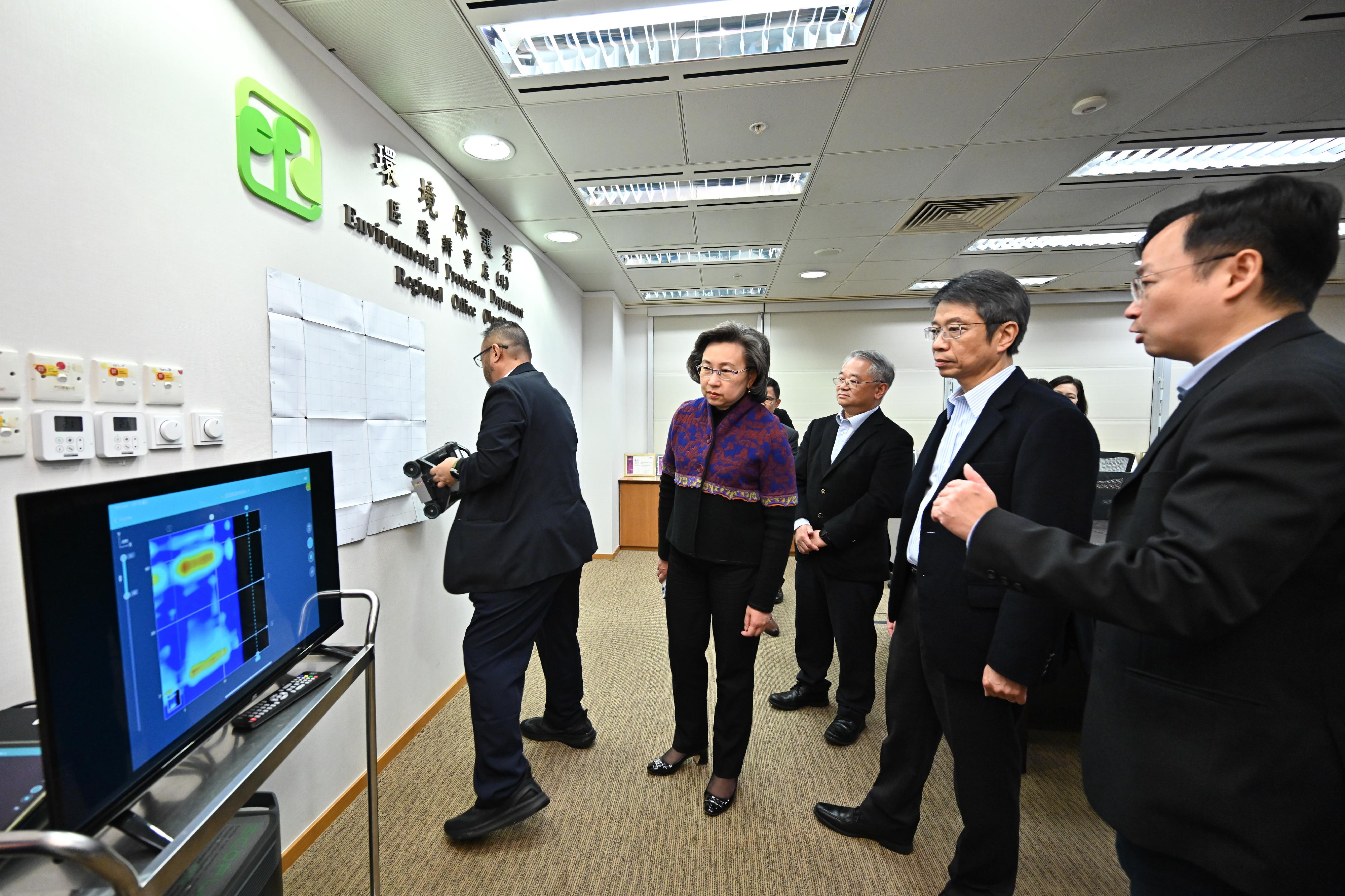 The Secretary for the Civil Service, Mrs Ingrid Yeung, visited the Environmental Protection Department (EPD) this afternoon (March 7). Photo shows an EPD staff member giving Mrs Yeung (second left) a demonstration of the operation of the Ground Penetrating Radar. Looking on are the Permanent Secretary for the Civil Service, Mr Clement Leung (second right), and the Director of Environmental Protection, Dr Samuel Chui (centre).