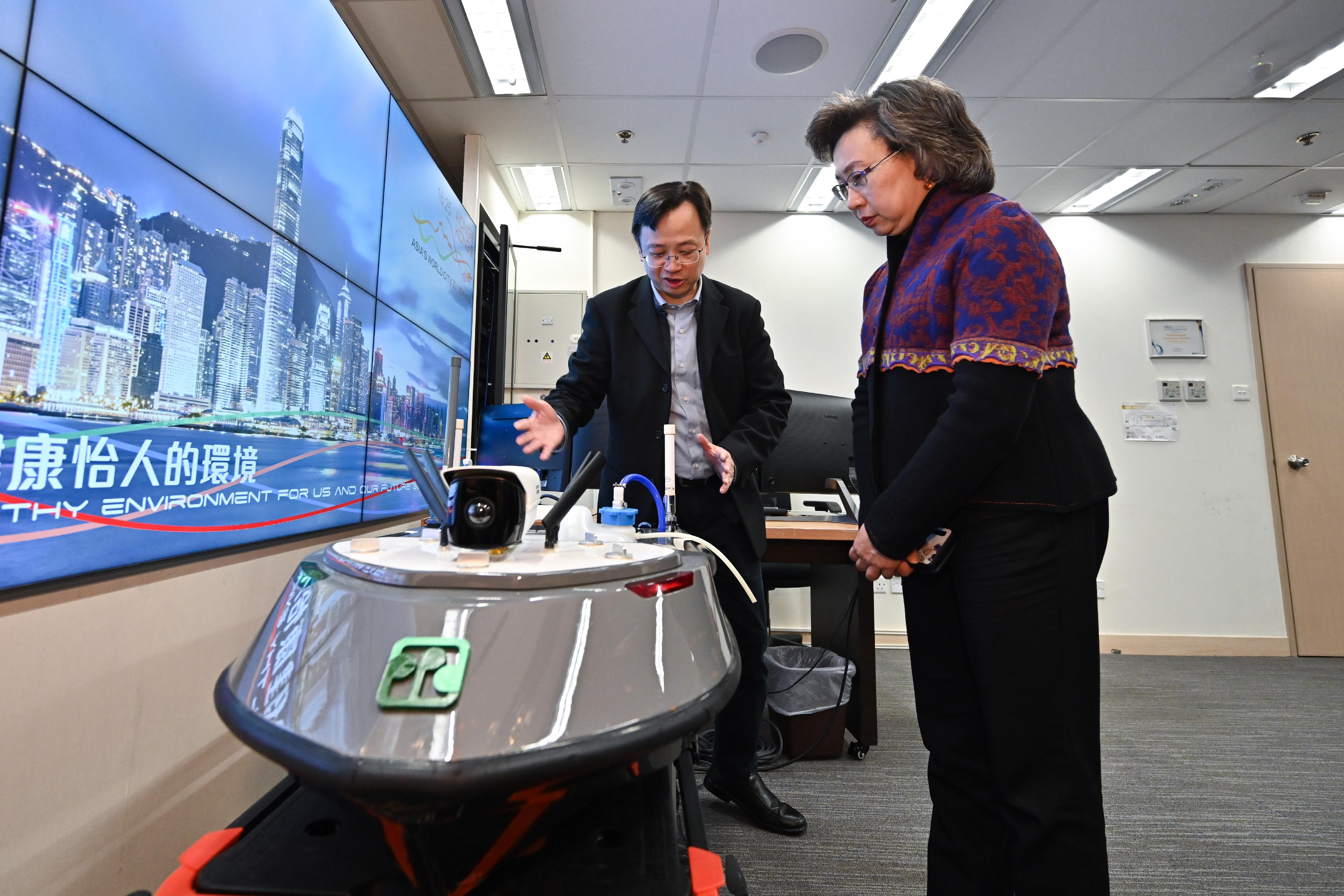 The Secretary for the Civil Service, Mrs Ingrid Yeung, visited the Environmental Protection Department (EPD) this afternoon (March 7). Photo shows the Senior Environmental Protection Officer of EPD, Dr Law Chi-wing (left), introducing to Mrs Yeung (right) the use of the 5G unmanned sampling boat for fast sampling and instant water quality analysis, especially in waters difficult to reach and radio-interfered. 