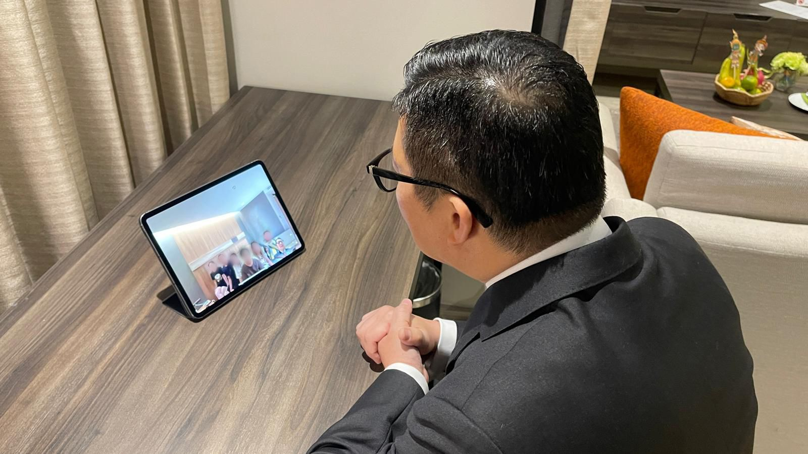 The Secretary for Security, Mr Tang Ping-keung, departed for Thailand earlier to participate in the co-ordination and rescue operation for six Hong Kong residents who were lured to Myanmar to engage in illegal work. Mr Tang returned to Hong Kong today (March 7). Photo shows Mr Tang having a video meeting with the six Hong Kong residents.