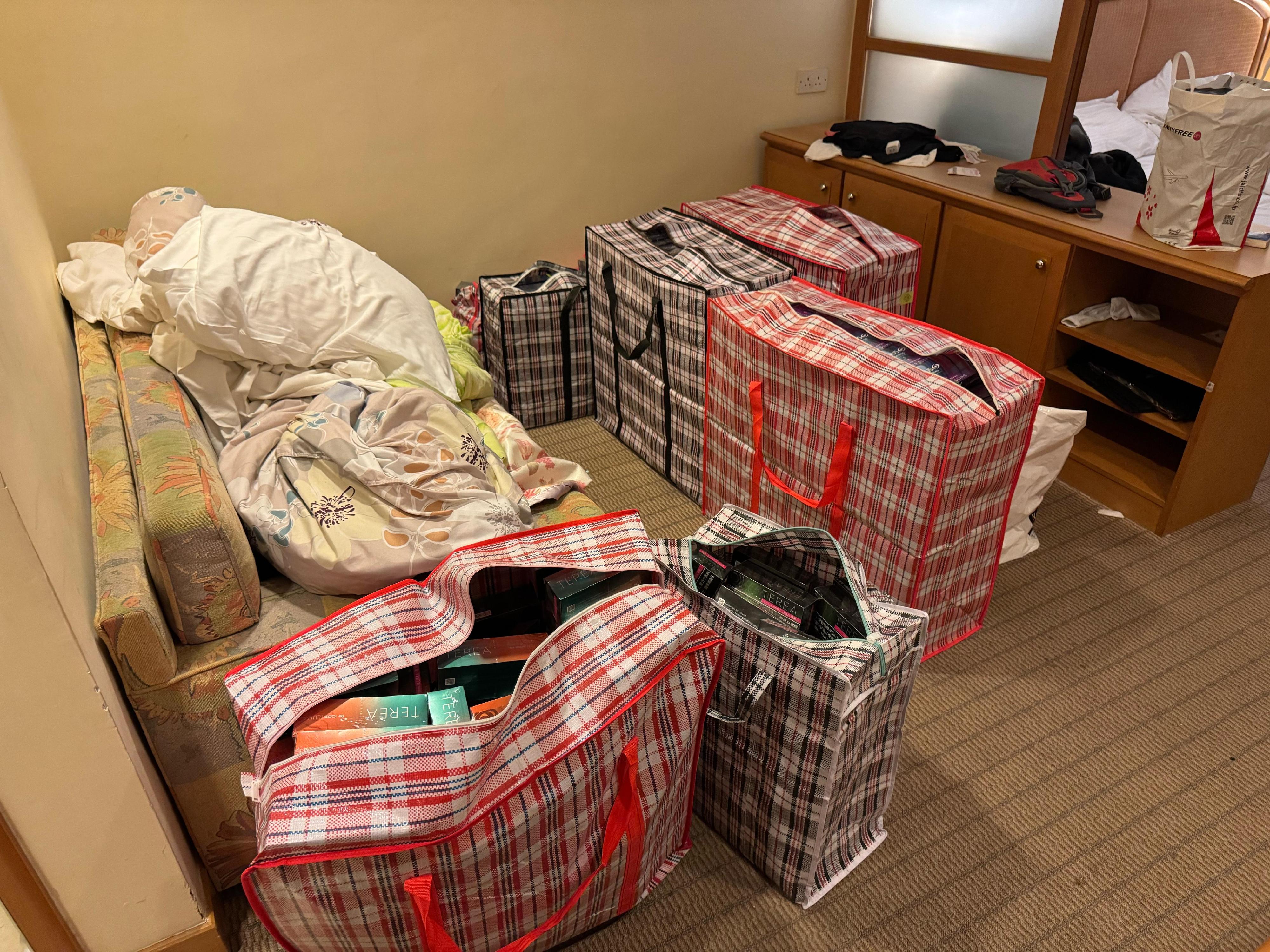 Hong Kong Customs today (March 7) detected an illicit cigarette case in Tin Shui Wai, and seized about 90 000 sticks of suspected illicit cigarettes and about 110 000 suspected alternative smoking products. Photo shows some of the suspected illicit cigarettes and suspected alternative smoking products seized in a hotel room in that district.