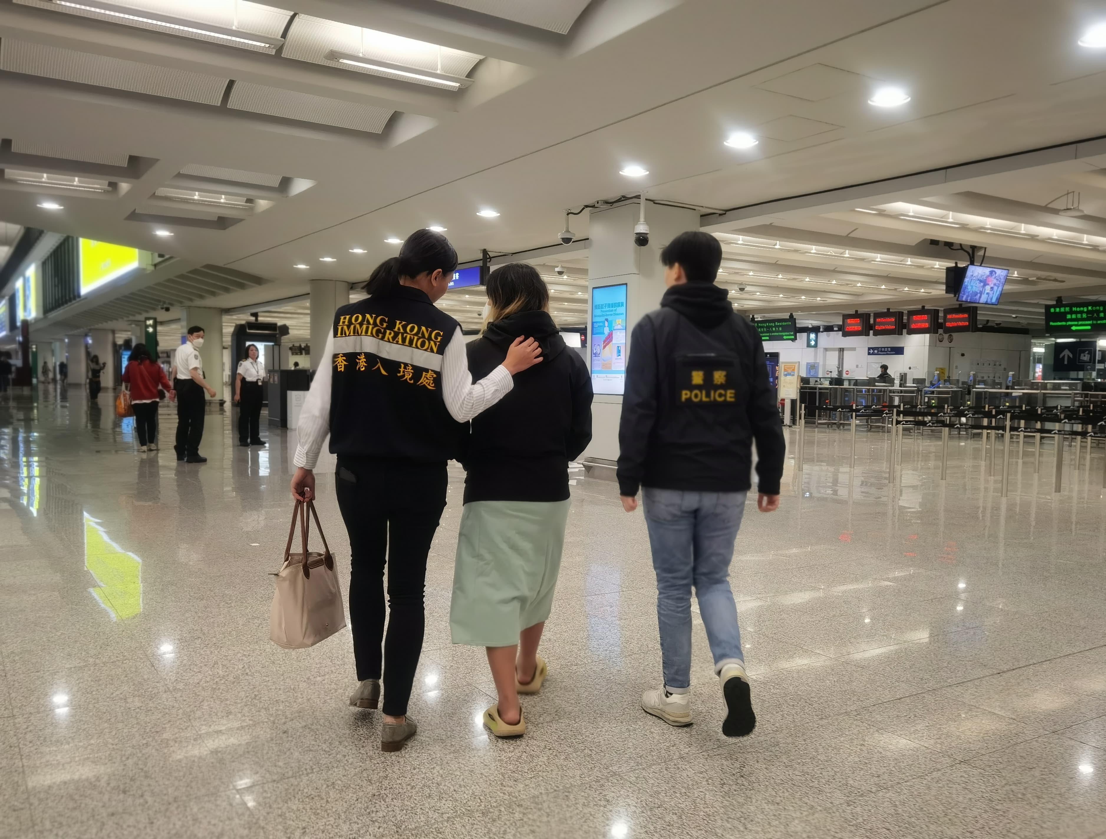 The Secretary for Security, Mr Tang Ping-keung, departed for Thailand earlier to participate in the co-ordination and rescue operation for Hong Kong residents who were lured to Myanmar to engage in illegal work. Six Hong Kong residents were rescued and five of them returned to Hong Kong yesterday (March 7), while the remaining one has also arrived in Hong Kong this morning (March 8) under the escort of a member of the Security Bureau's dedicated task force. Photo shows staff of the Hong Kong Police Force and the Immigration Department providing assistance on-site.