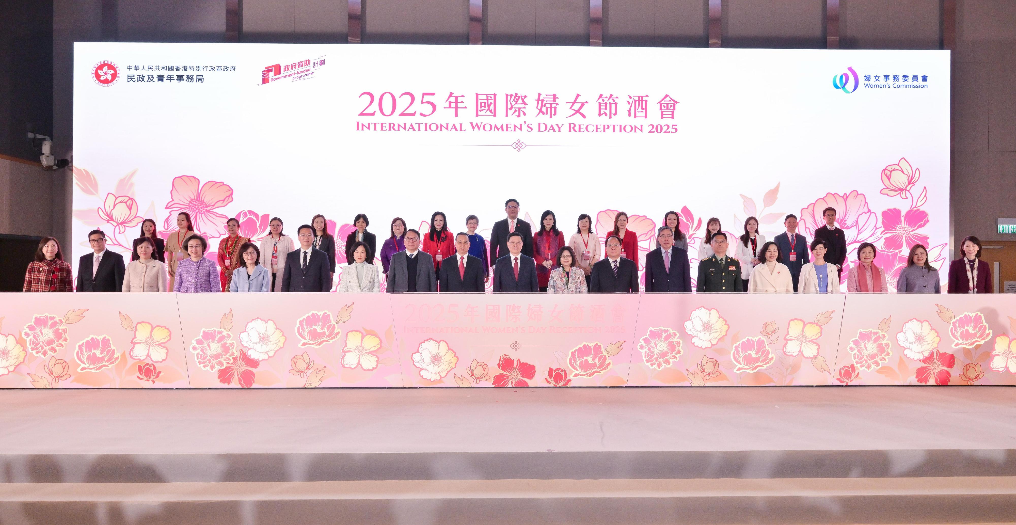 行政長官李家超今日（三月八日）出席2025年國際婦女節酒會。圖示（前排左起）民政及青年事務局常任秘書長林雪麗、保安局局長鄧炳強、運輸及物流局局長陳美寶、公務員事務局局長楊何蓓茵、發展局局長甯漢豪、中央人民政府駐香港特別行政區（特區）維護國家安全公署聯絡局副局長謝志祥、行政會議非官守議員召集人葉劉淑儀、政務司司長陳國基、中央人民政府駐香港特區聯絡辦公室副主任劉光源、李家超及其夫人、外交部駐香港特區特派員公署副特派員潘雲東、立法會主席梁君彥、中國人民解放軍駐香港部隊政治工作部副主任王志學大校、民政及青年事務局局長麥美娟、房屋局局長何永賢、教育局局長蔡若蓮博士、文化體育及旅遊局局長羅淑佩和行政長官辦公室主任葉文娟與其他嘉賓合照。