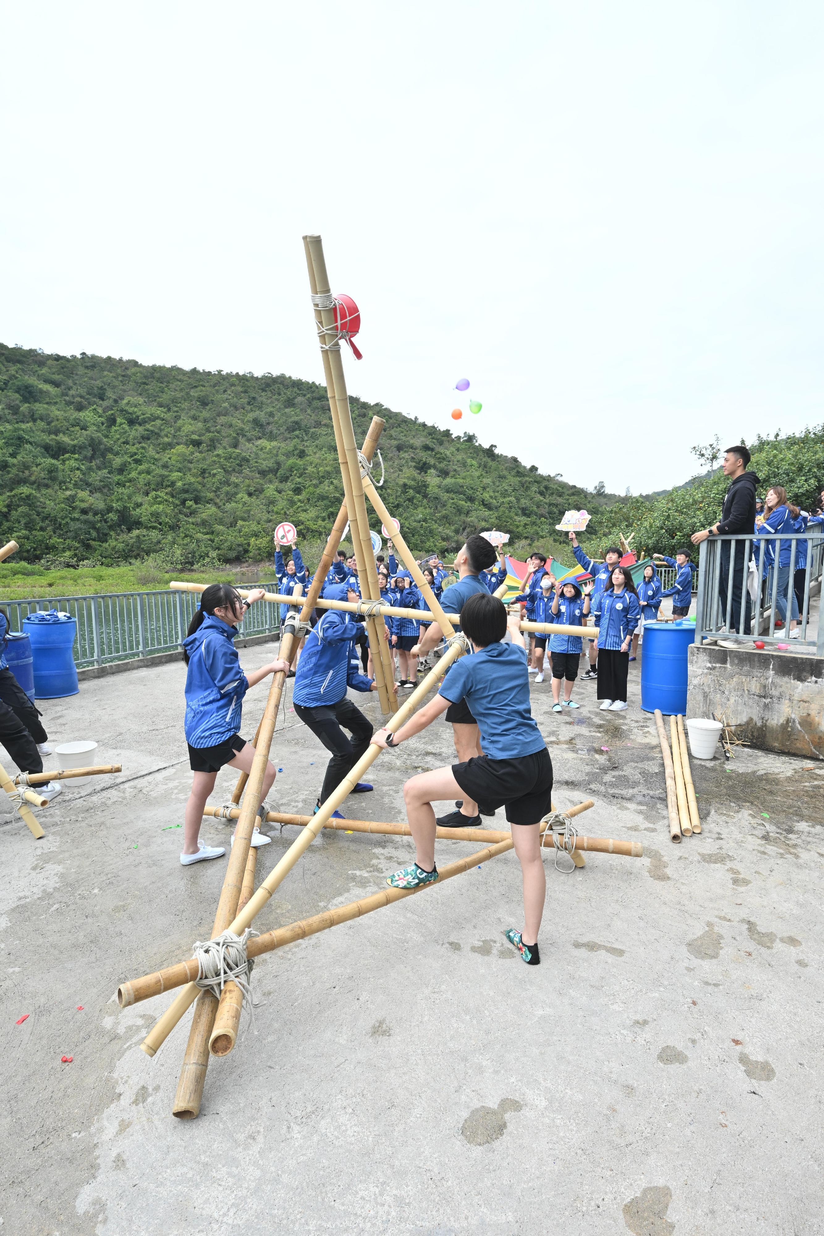 The Hong Kong Police Force today (March 8) launched the fourth cohort of the Leadership Institute on Narcotics (L.I.O.N.), a dedicated programme to nurture young anti-drug leaders. Photo shows mentees taking part in a team-building activity, Roman Catapult, in which they worked together to build catapults during the training session this morning.