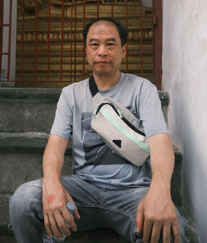 五十六歲男子吳志光身高約一點六八米，體重約六十五公斤，中等身材，圓面型，黃皮膚，禿頭及兩側有短黑髮。他最後露面時身穿綠色外套、綠色衛衣、灰色長褲、白色波鞋。