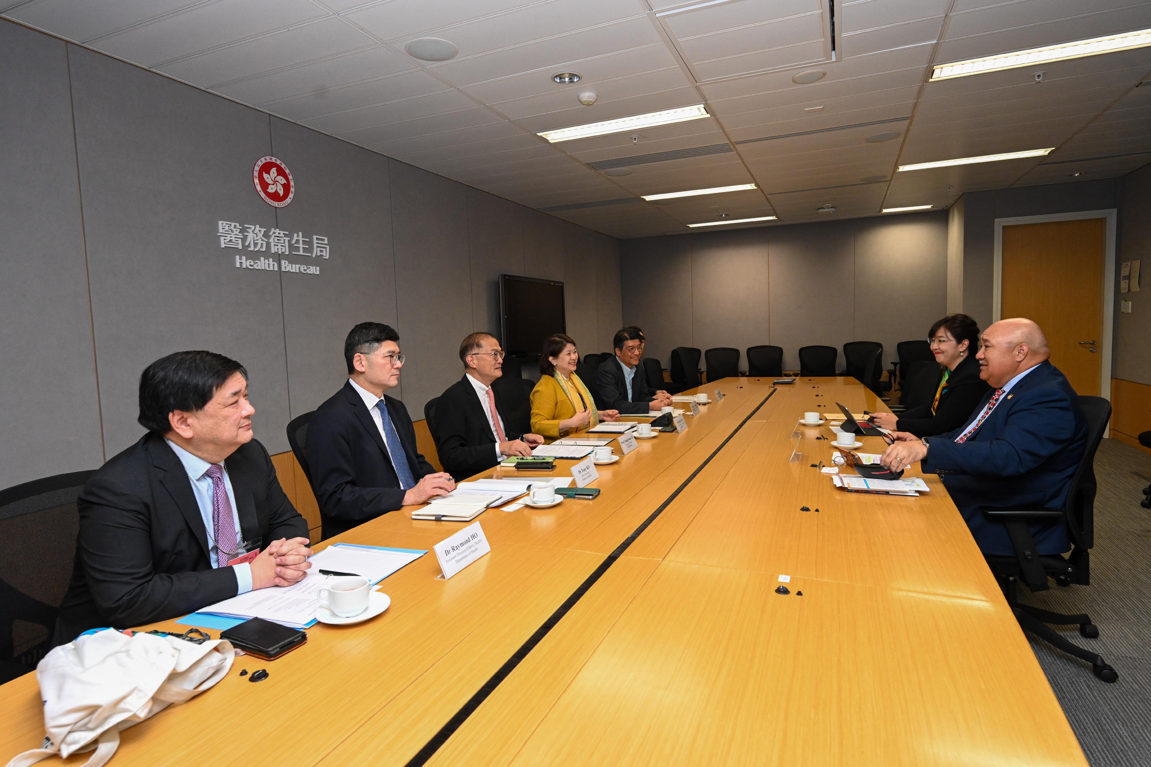 The Secretary for Health, Professor Lo Chung-mau (third left), today (March 10) meets with the World Health Organization Regional Director for the Western Pacific, Dr Saia Ma'u Piukala (first right), who is visiting Hong Kong, to exchange views on public health issues. The Under Secretary for Health, Dr Libby Lee (fourth left); the Chief Executive of the Hospital Authority, Dr Tony Ko (second left); and a number of officials of the Health Bureau and the Department of Health, also attended.
