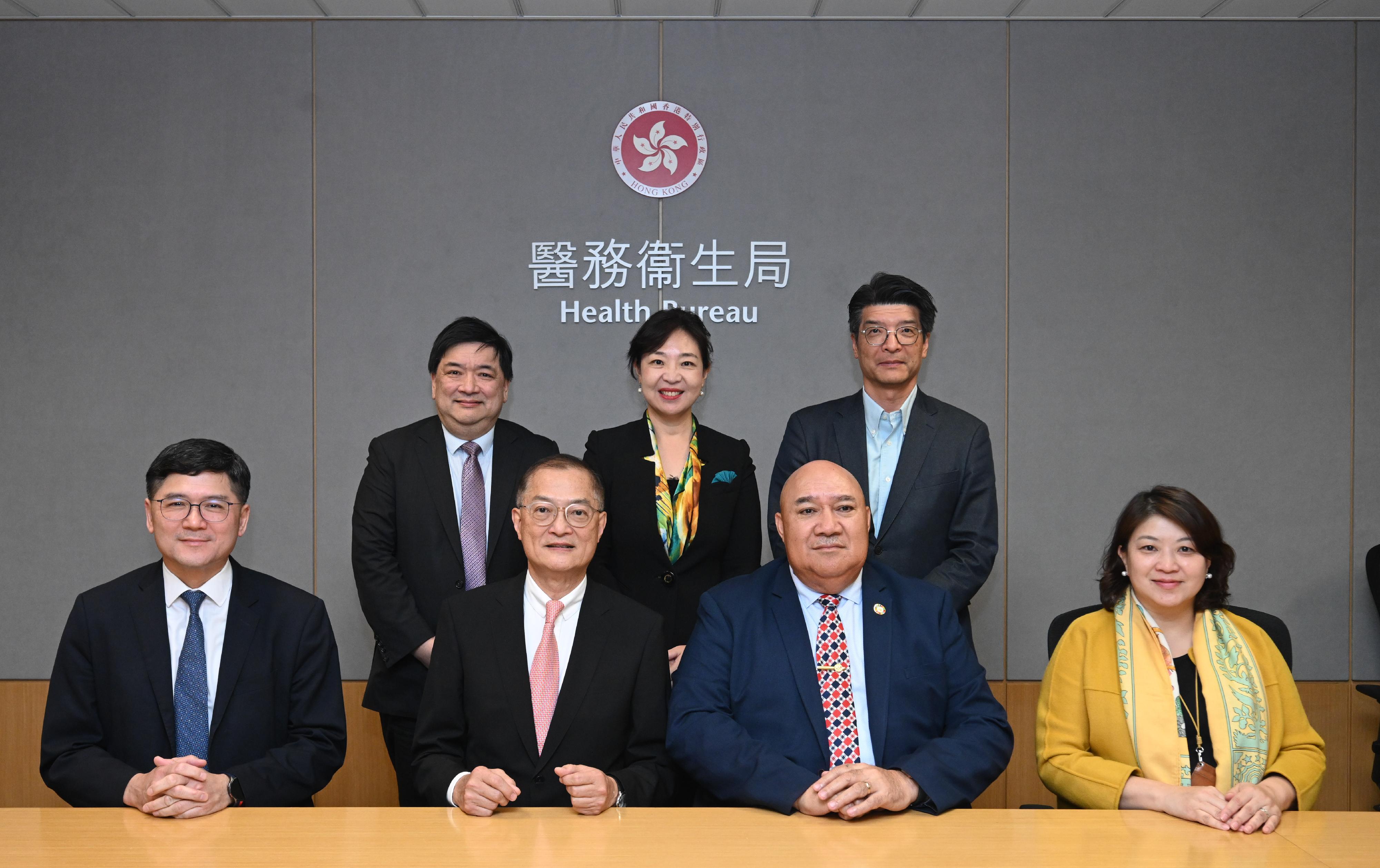 The Secretary for Health, Professor Lo Chung-mau, today (March 10) met with the World Health Organization Regional Director for the Western Pacific, Dr Saia Ma’u Piukala, who is visiting Hong Kong, to exchange views on public health issues. Photo shows Professor Lo (front row, second left); Dr Saia Ma’u Piukala (front row, second right); the Under Secretary for Health, Dr Libby Lee (front row, first right); the Chief Executive of the Hospital Authority, Dr Tony Ko (front row, first left); and other officials of the Health Bureau and the Department of Health after the meeting.
