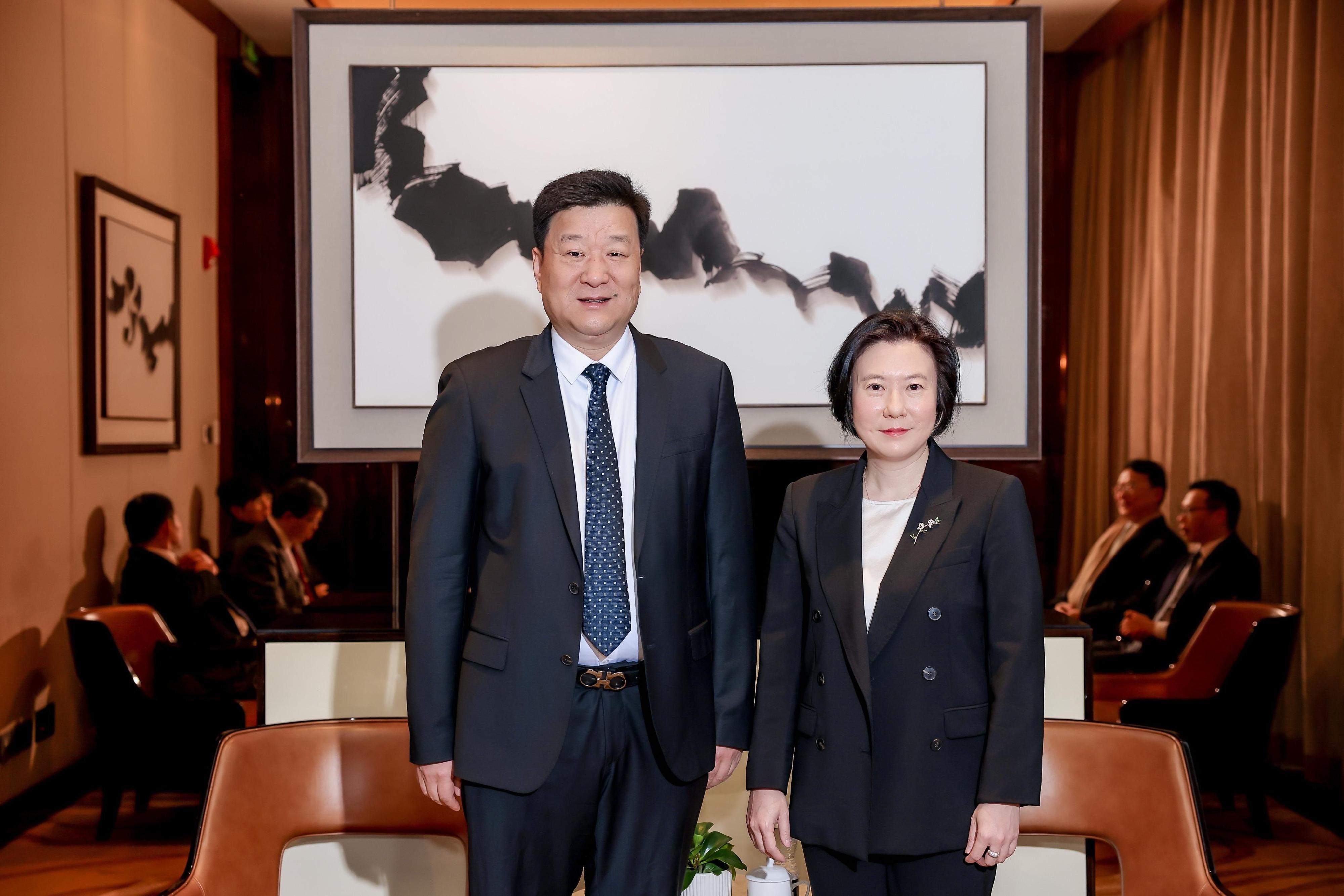 A seminar on March 11, entitled "Sichuan Enterprises Going Global: Leveraging Hong Kong's Advantages for International Supply Chain Collaboration", was jointly organised by InvestHK, the Sichuan Provincial Department of Commerce, and the Commercial Office of the Economic Affairs Department of the Liaison Office of the Central People's Government in the Hong Kong Special Administrative Region. Photo shows the Director-General of Investment Promotion at Invest Hong Kong, Ms Alpha Lau (right), meeting with Deputy Director of the Sichuan Provincial Department of Commerce Mr Liang Yong (left) today (March 11).