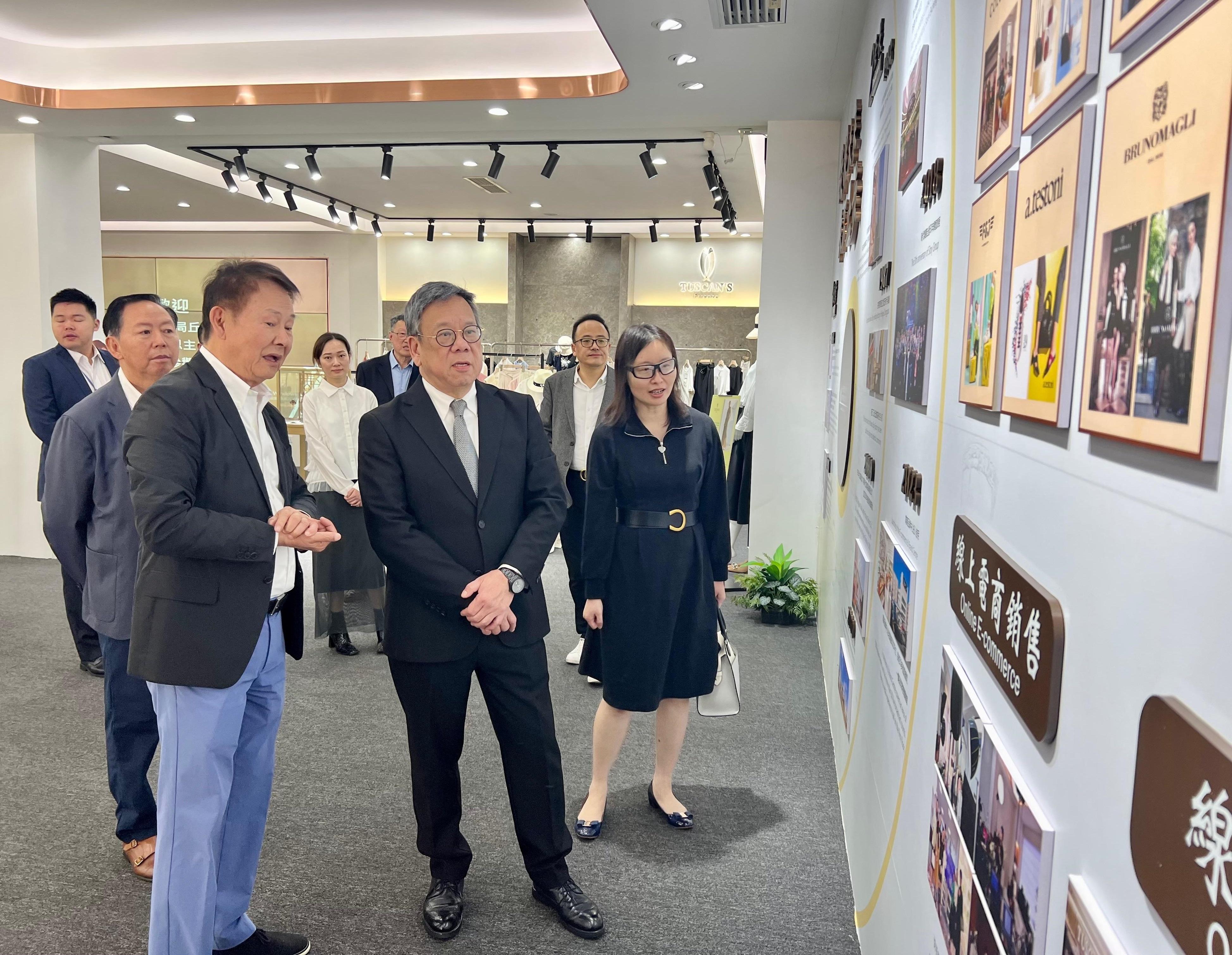 The Secretary for Commerce and Economic Development, Mr Algernon Yau (front row, centre), visits a large-scale Hong Kong enterprise specialising in handbags and leather goods in Dongguan today (March 11) to understand the operation of the enterprise and the latest developments of e-commerce on the Mainland.