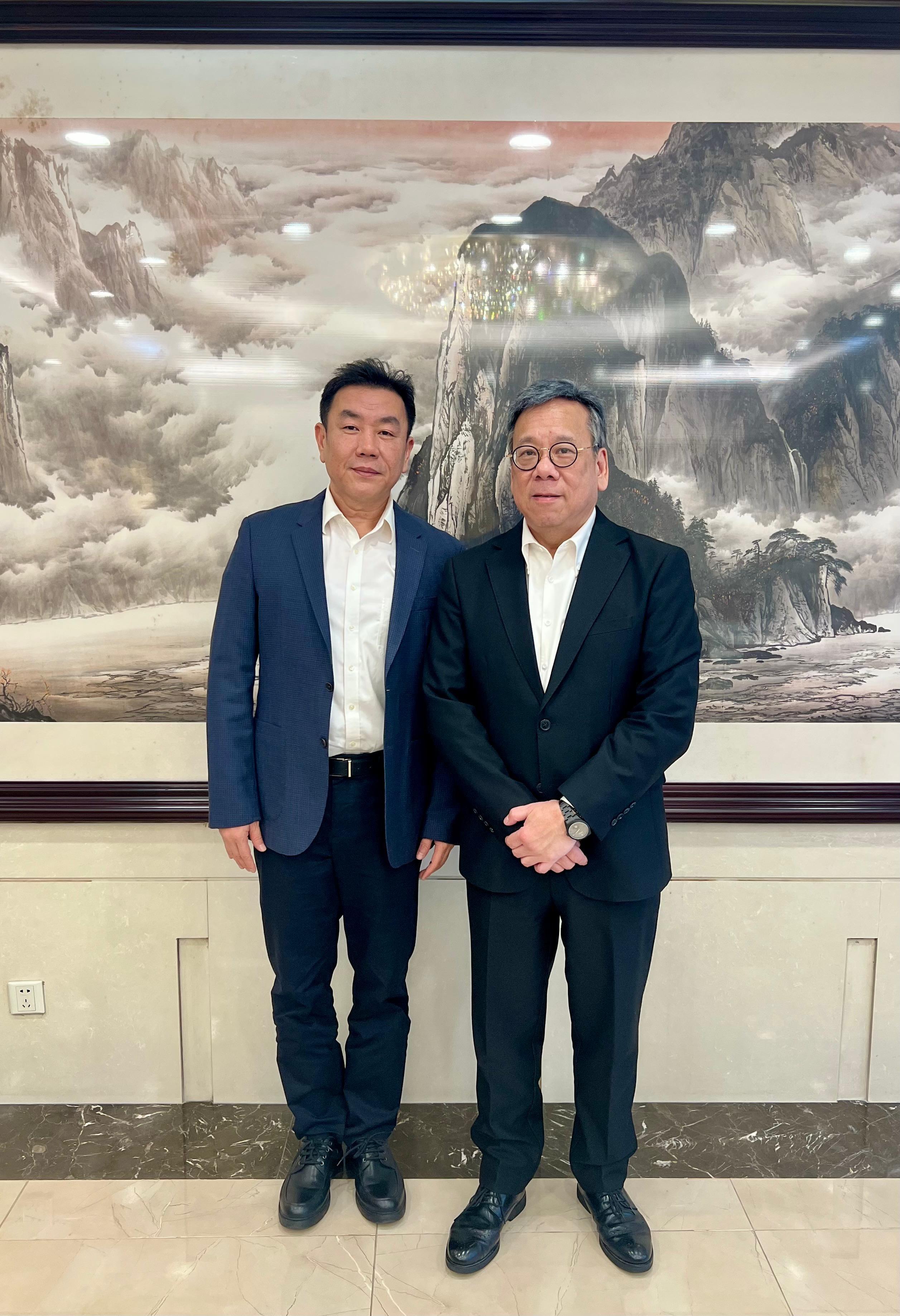 The Secretary for Commerce and Economic Development, Mr Algernon Yau, had a lunch meeting with Deputy Mayor of the Dongguan Municipal People's Government Mr Liu Guangbin in Dongguan today (March 11) to learn about the latest trade and economic developments in Dongguan. Photo shows Mr Yau (right) and Mr Liu (left) before the lunch meeting.