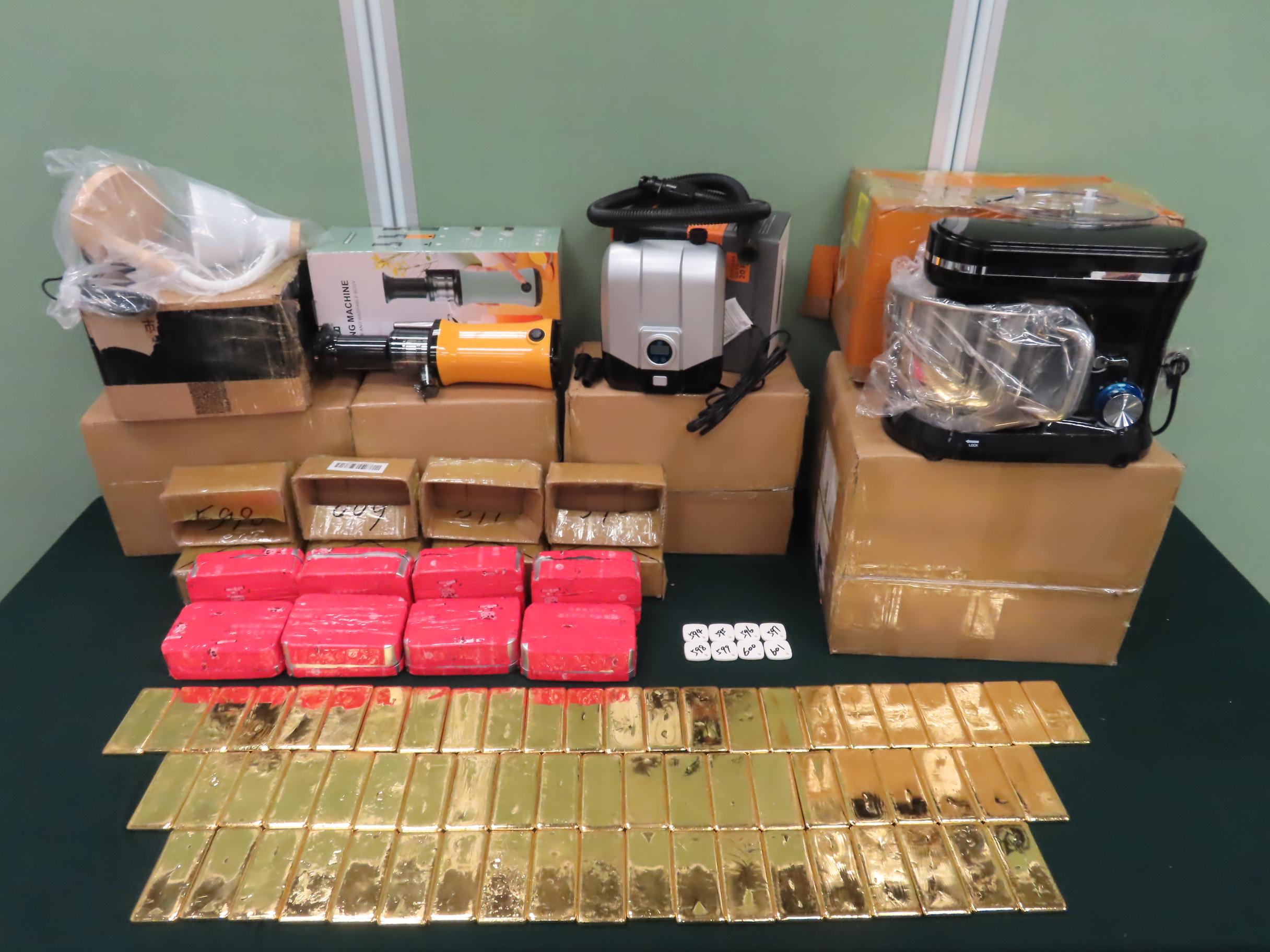 香港海關三月五日在香港國際機場偵破一宗空運走私懷疑金條案件，檢獲約六十四公斤懷疑金條，估計市值約四千六百萬元。圖示海關人員於部分載有其他貨物的紙箱內檢獲的懷疑走私金條。
