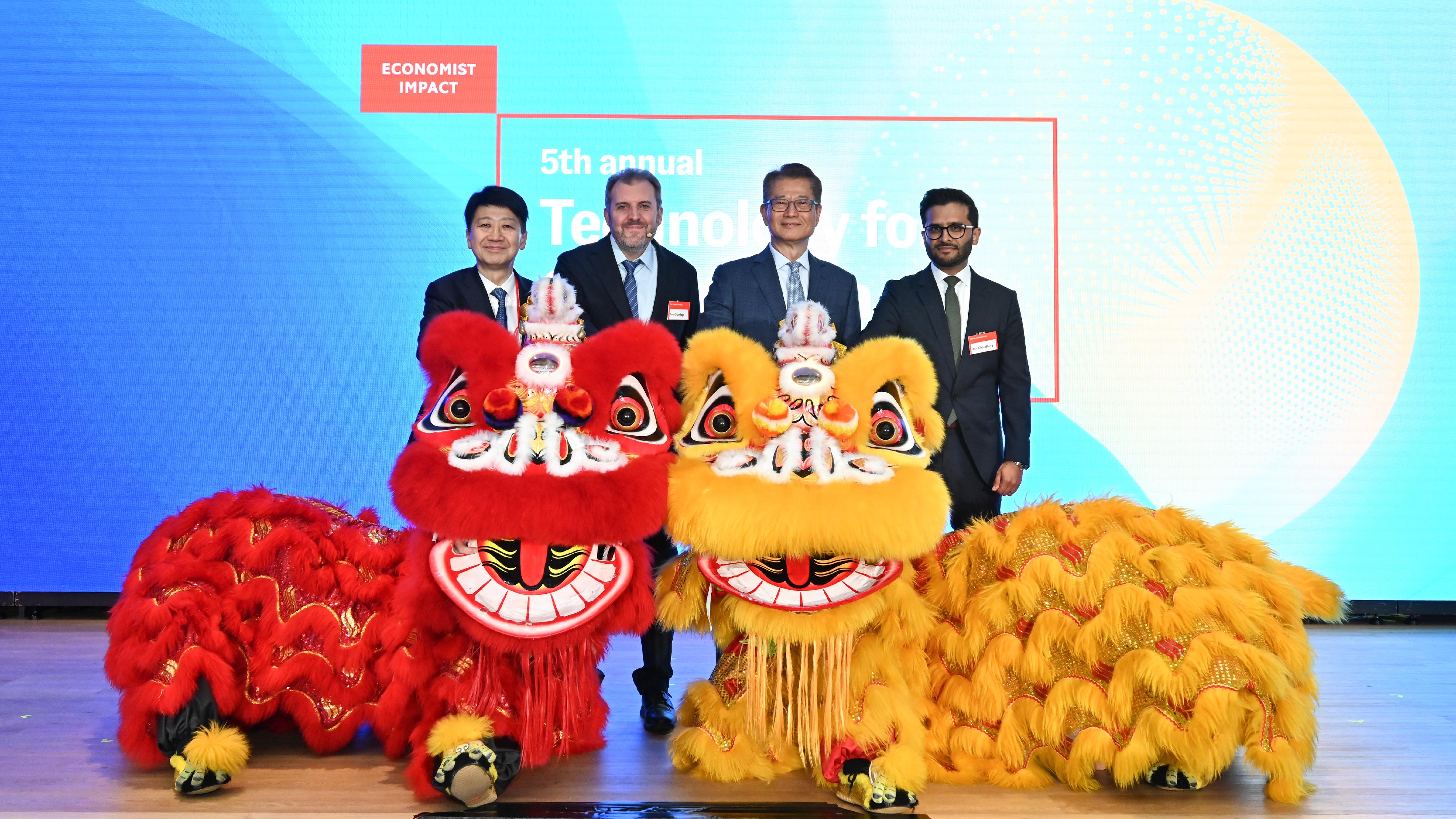 The Financial Secretary, Mr Paul Chan, attended the 5th annual Technology for Change Asia today (March 12). Photo shows (from left) the Chairman of the Hong Kong Tourism Board, Dr Pang Yiu-kai; Deputy Editor of The Economist Mr Tom Standage; Mr Chan, and the Managing Director, Asia at The Economist Group, Mr Asif Chaudhury, at the lion eye-dotting ceremony.
