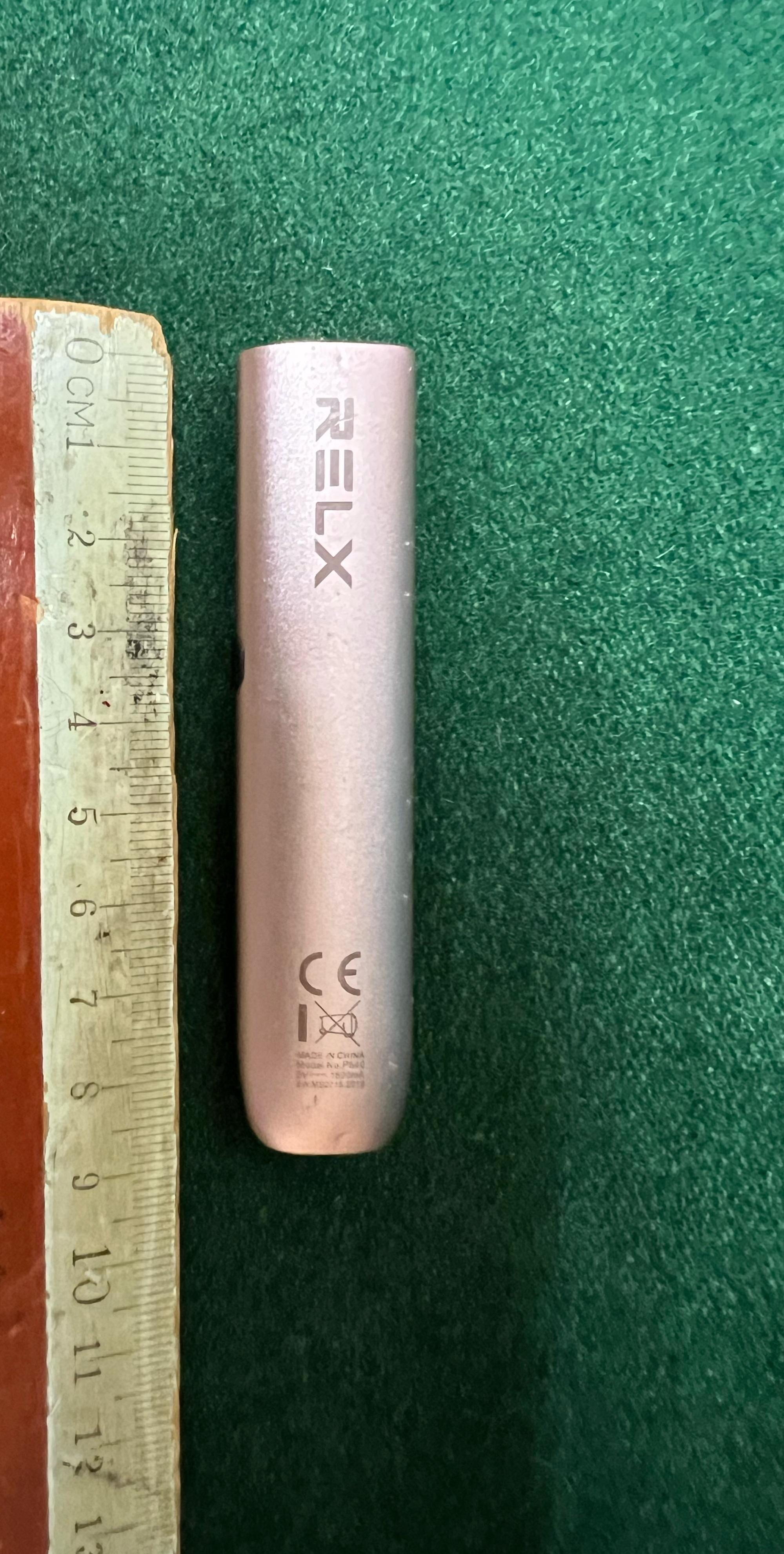 香港海關昨日（三月十一日）在羅湖管制站偵破一宗涉及入境旅客管有屬《危險藥物條例》的依托咪酯（「太空油毒品」的主要成分）案件，檢獲四粒懷疑「太空油毒品」煙彈及兩支懷疑含有「太空油毒品」的電子煙。圖示檢獲的電子煙裝置。

