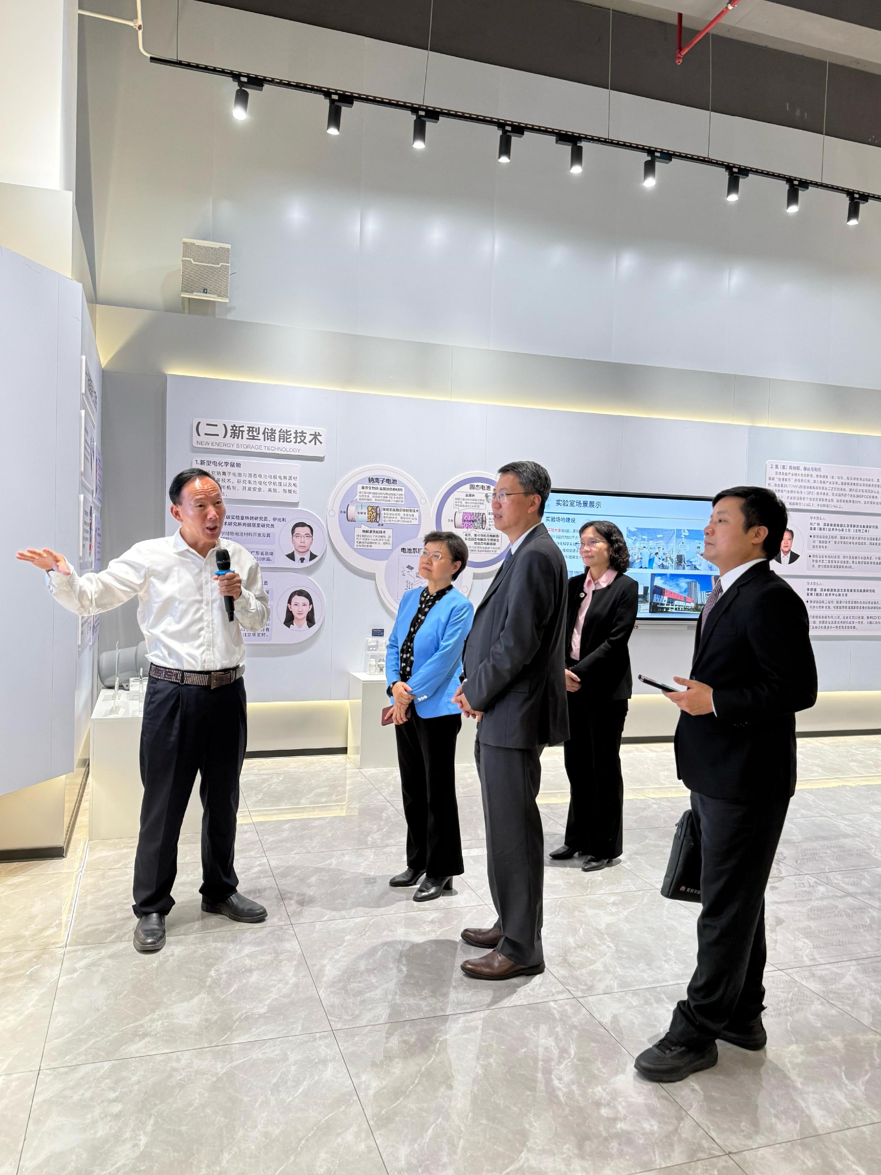 The Permanent Secretary for Innovation, Technology and Industry, Mr Eddie Mak (centre), and the Director-General of the Department of Science and Technology of Guangdong Province, Ms Wang Yueqin (second left), visited the Jiangmen Laboratory of Carbon Science and Technology today (March 12) to understand its latest developments and to explore opportunities for enhancing co-operation between research and development institutes of the two places.