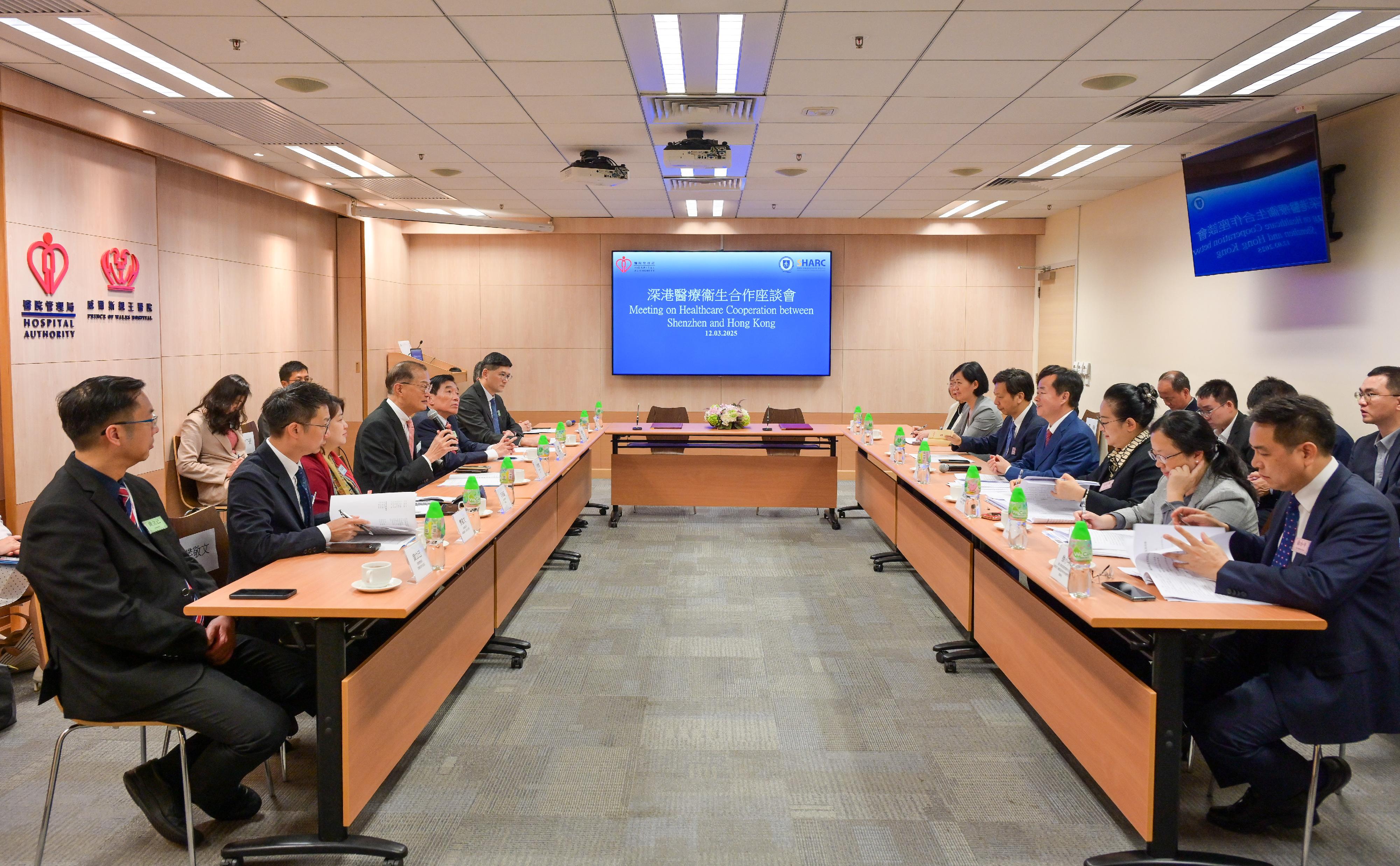 The Secretary for Health, Professor Lo Chung-mau (fourth left), today (March 12) meets with member of the Standing Committee of the CPC Shenzhen Municipal Committee and the Party Leadership Group of the Shenzhen Municipal People's Government Mr Chen Qing (fourth right) at the Prince of Wales Hospital to exchange views on the healthcare co-operation between Hong Kong and Shenzhen. 