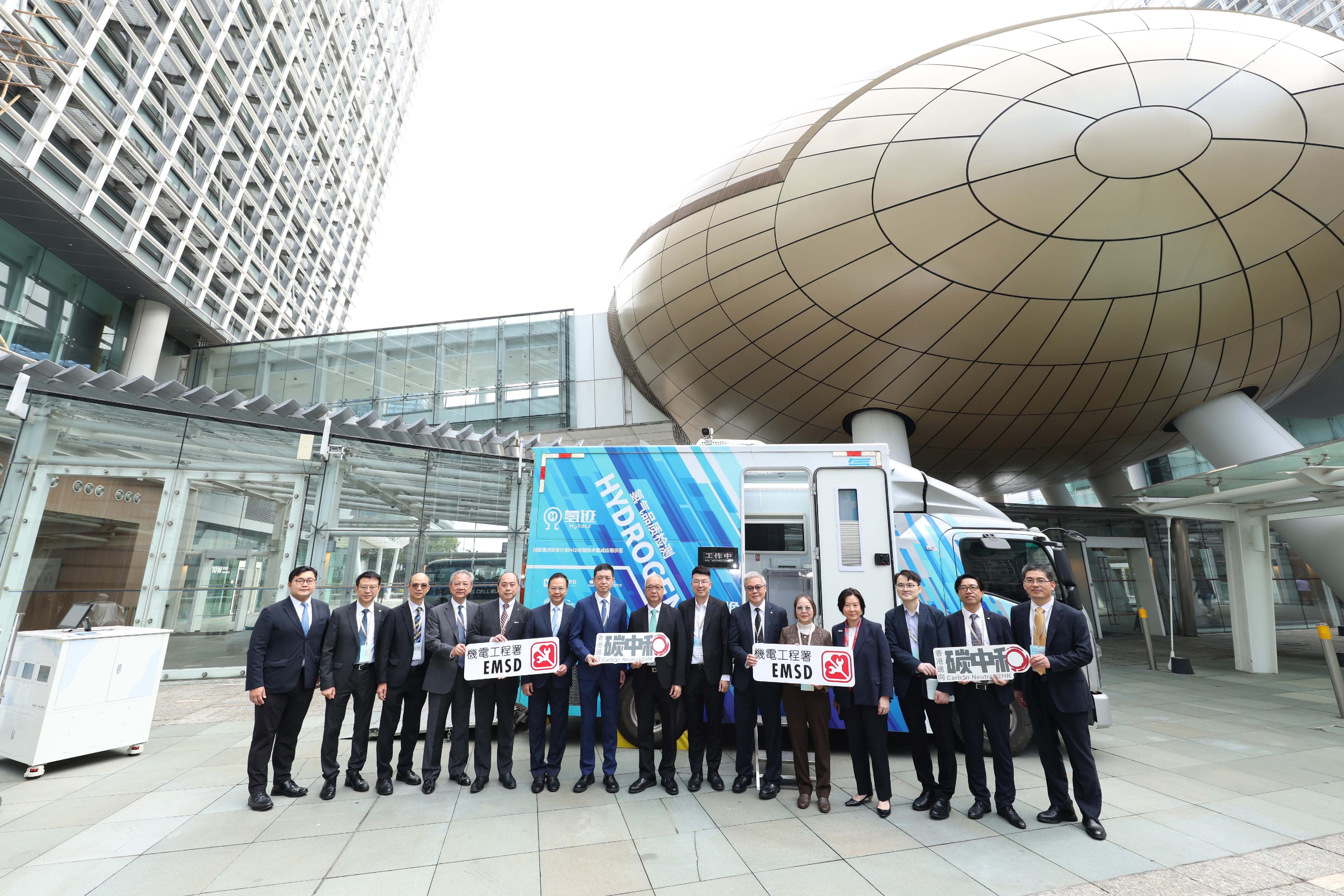 The opening ceremony of the International Hydrogen Development Symposium 2025, organised by the Electrical and Mechanical Services Department, and co-organised by the China Hydrogen Alliance, was held today (March 13) at the Hong Kong Science Park. Photo shows the guests visiting the hydrogen application exhibits.