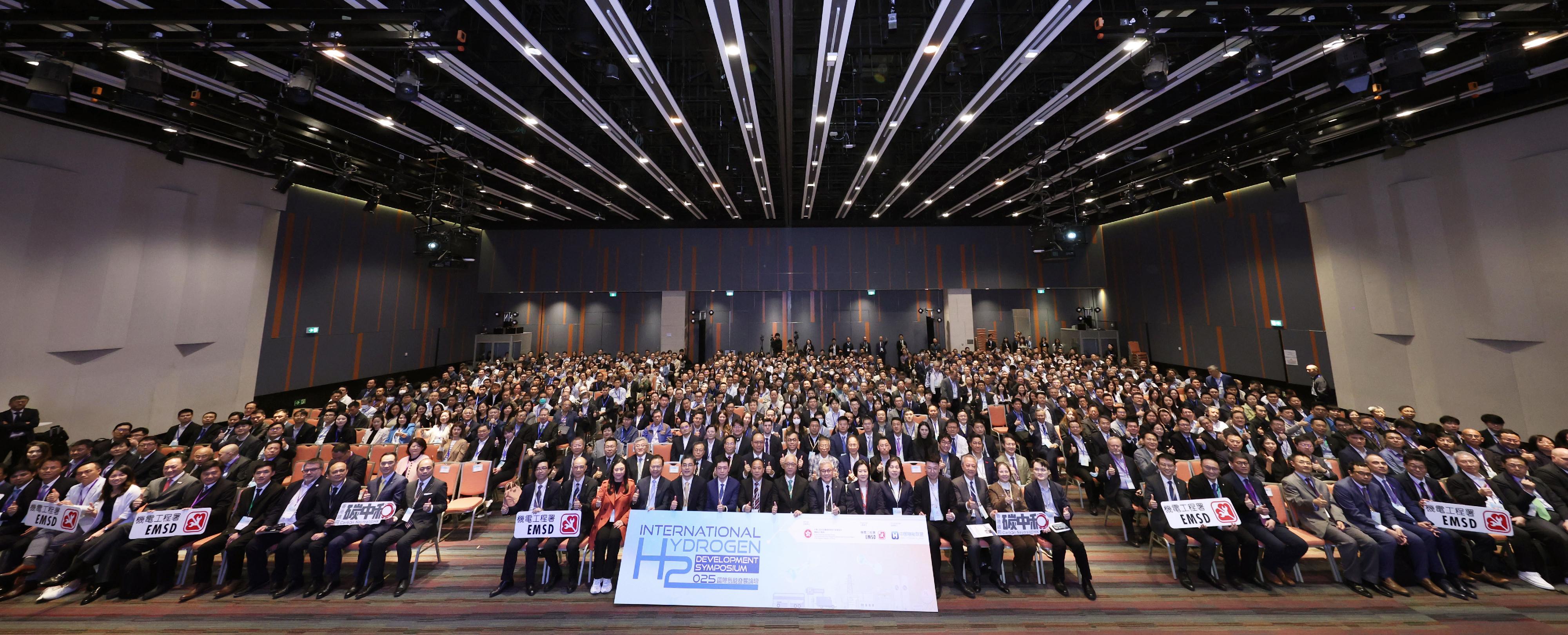 The opening ceremony of the International Hydrogen Development Symposium 2025, organised by the Electrical and Mechanical Services Department, and co-organised by the China Hydrogen Alliance, was held today (March 13) at the Hong Kong Science Park. 
