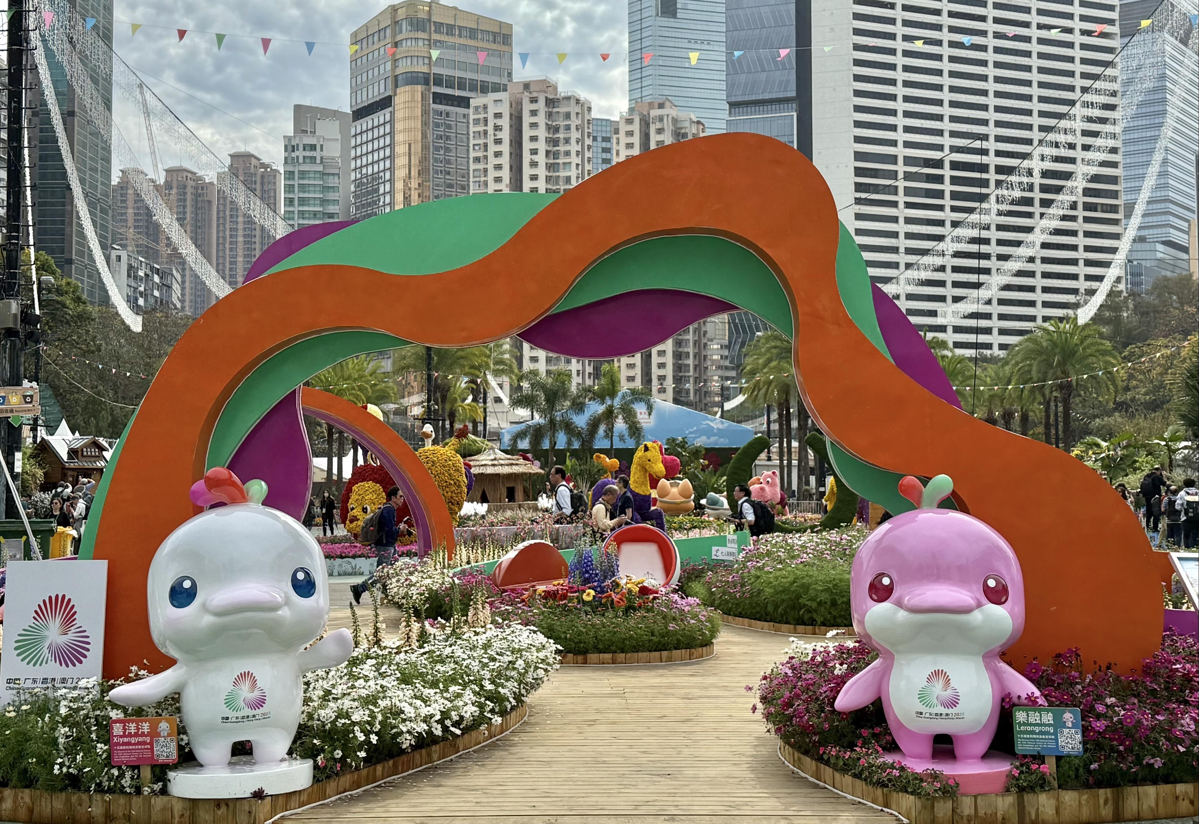 The Hong Kong Flower Show 2025 will be held at Victoria Park from tomorrow (March 14) until March 23, featuring cosmos as the theme flower and "Ablaze with Glory" as the main theme. To celebrate the upcoming 15th National Games, the 12th National Games for Persons with Disabilities, and the 9th National Special Olympic Games, the flower show has specially designed a garden plot entitled "Joyful Vibrancy Around Town".