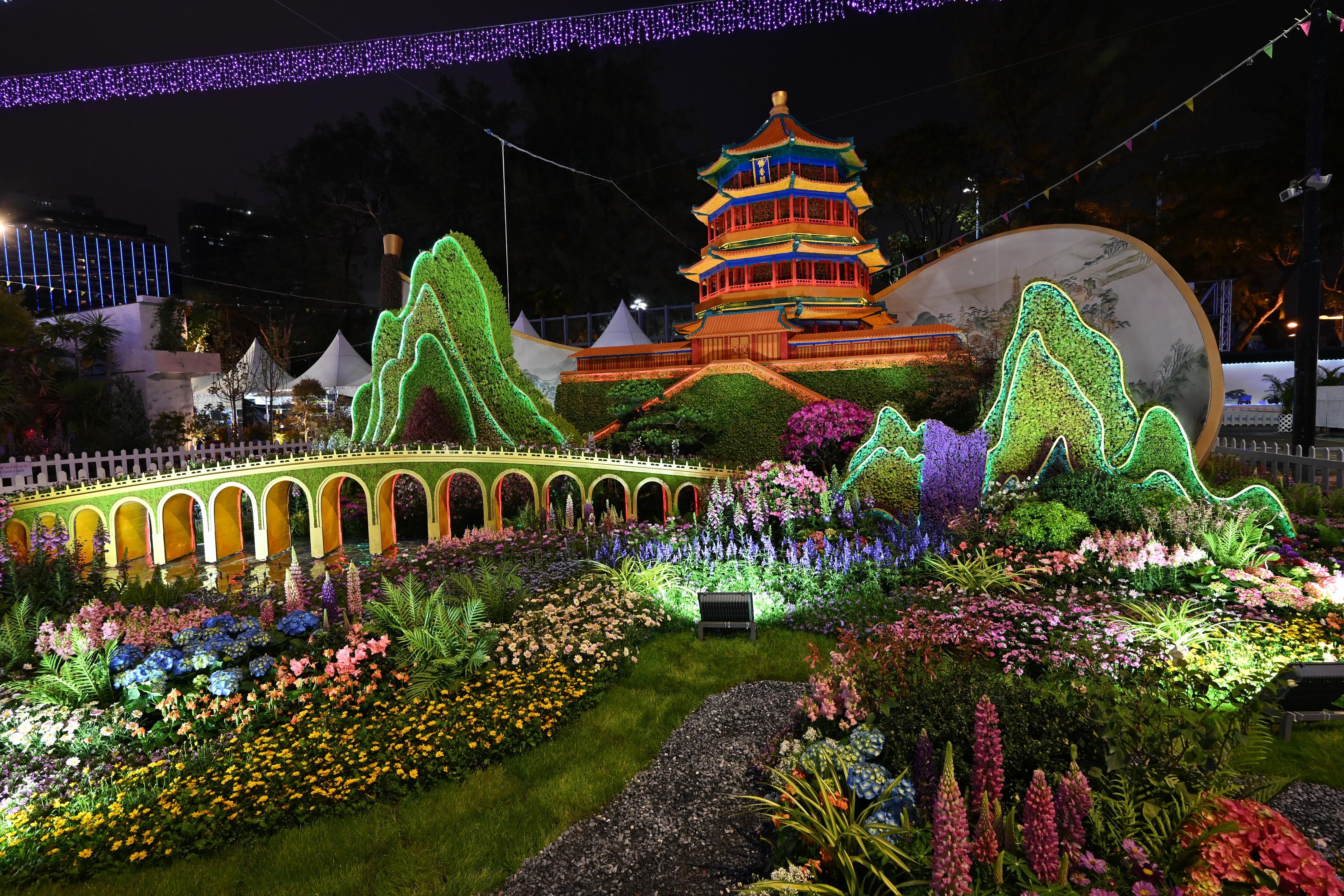 The Hong Kong Flower Show 2025 will be held at Victoria Park from tomorrow (March 14) until March 23, featuring cosmos as the theme flower and "Ablaze with Glory" as the main theme. This year each landscape display is enhanced with lighting effects to provide visitors with a unique visual experience.