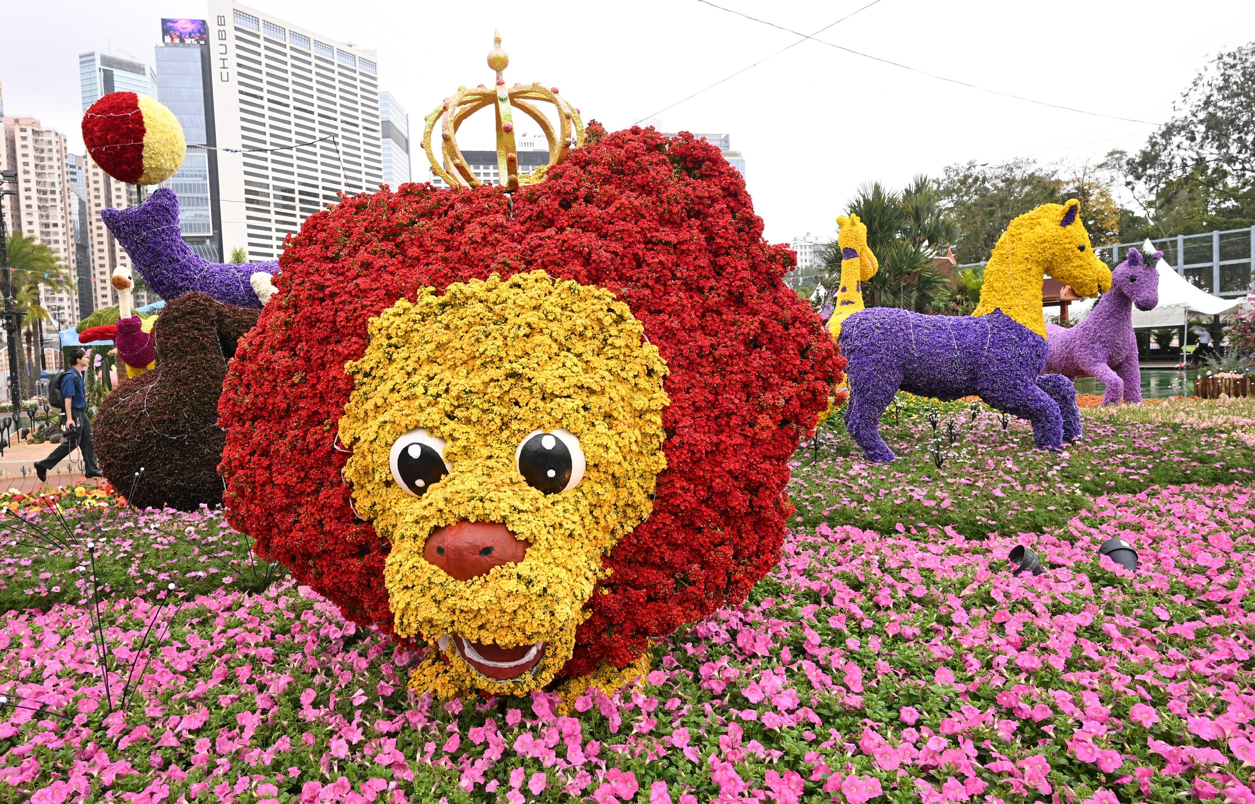 二○二五年香港花卉展覽明日（三月十四日）至三月二十三日在維多利亞公園舉行，今年的主題花是秋英，並以「綻放英姿」為主題。會場的中軸線悉心設計以環遊世界為主題的大型園林造景，圖示「非洲獵奇」為主題的鑲嵌花壇。