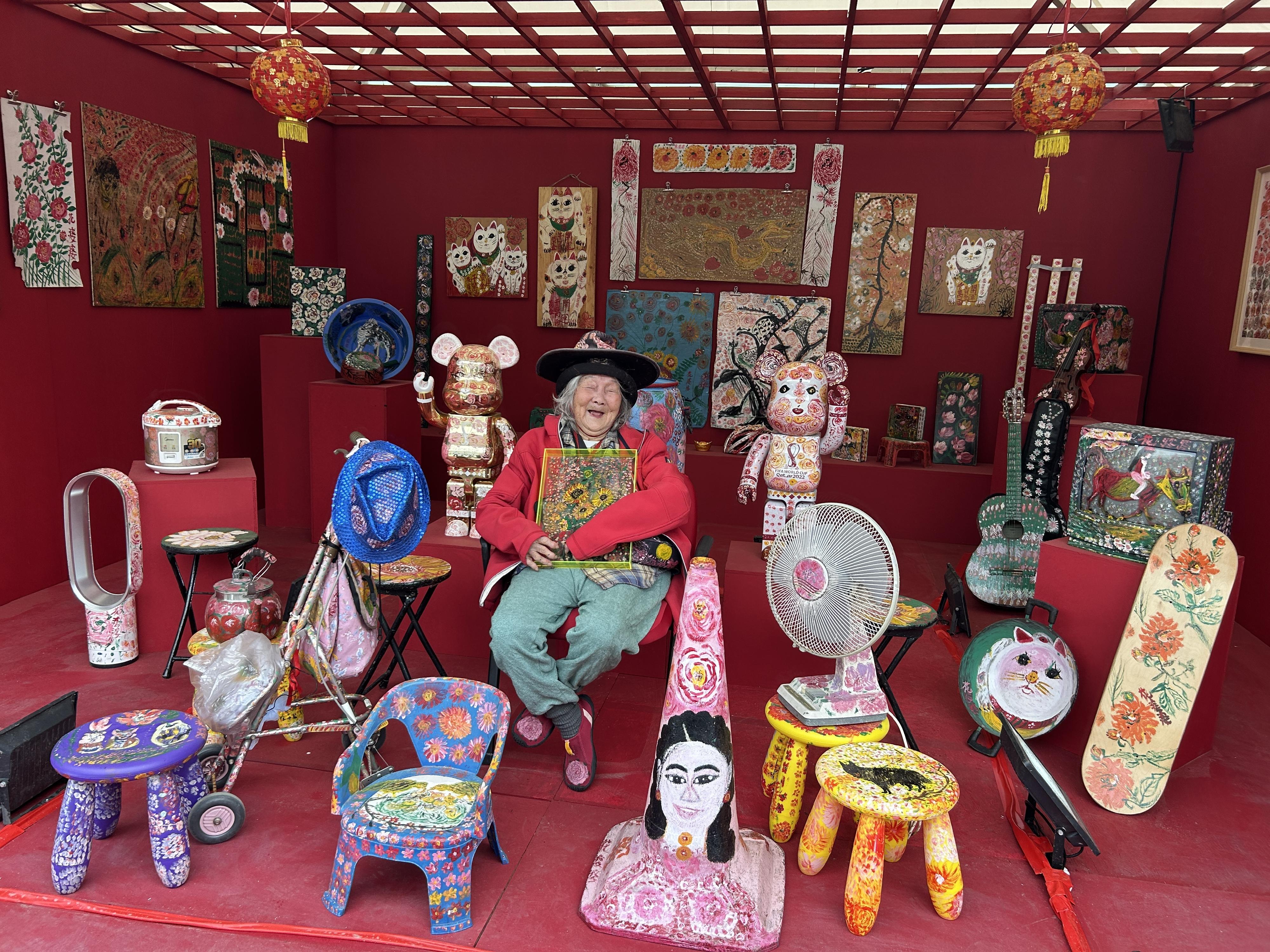 二○二五年香港花卉展覽明日（三月十四日）至三月二十三日在維多利亞公園舉行，今年的主題花是秋英，並以「綻放英姿」為主題。花展特別展出本地畫家花婆婆的家具藝術作品，年逾90歲的花婆婆喜歡將作品繪畫在日常用品上，用色鮮艷，畫作充滿童趣。