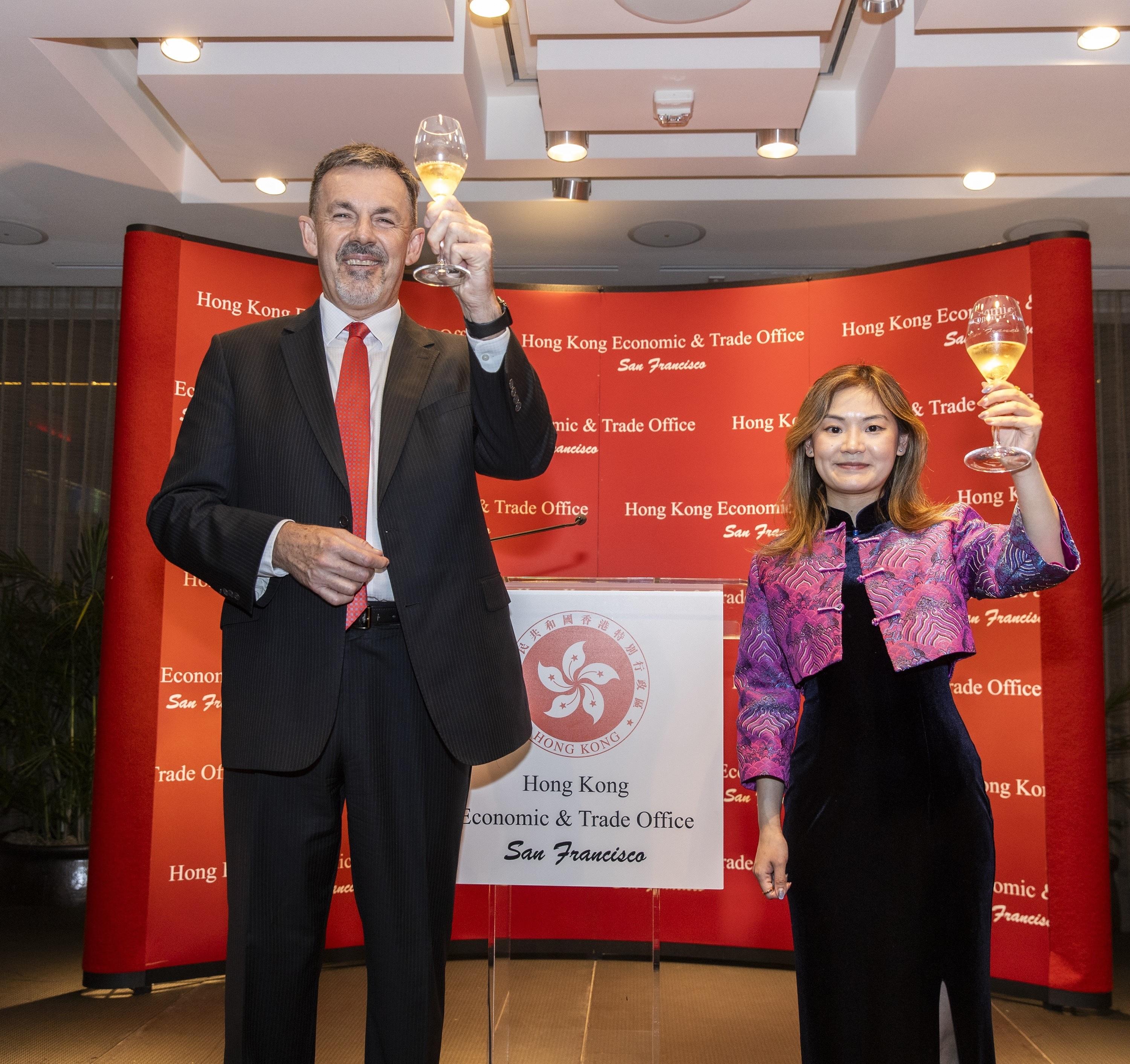 The Hong Kong Economic and Trade Office in San Francisco (HKETO San Francisco) hosted a series of spring receptions to ring in the Year of the Snake with support from Cathay Pacific. The Acting Director of HKETO San Francisco, Ms Iris Wong (right), and Cathay Pacific Head of Corporate Sales, Americas, Mr Sebastien Granier (left), gave a celebratory toast at the spring reception in Dallas on February 26 (Dallas time).