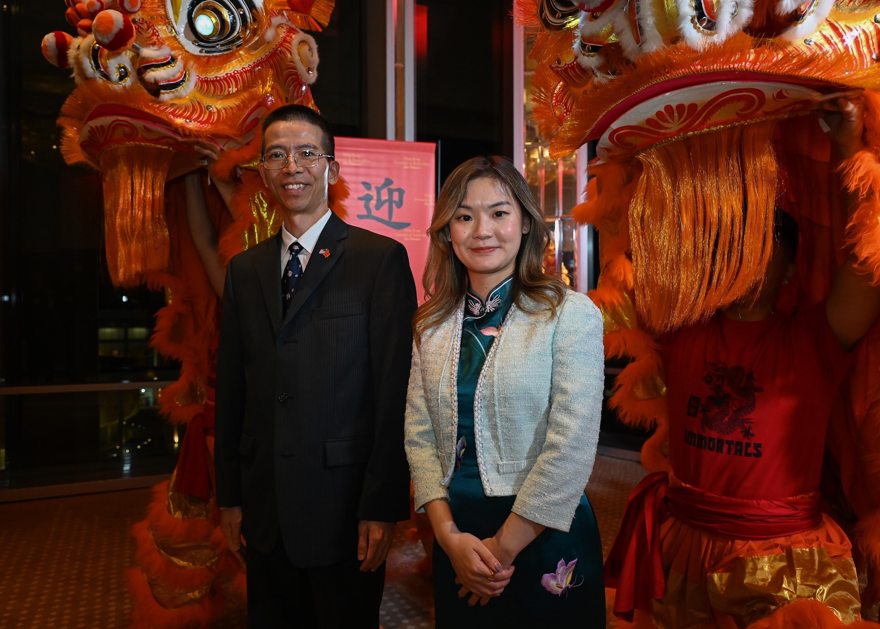 The Hong Kong Economic and Trade Office in San Francisco (HKETO San Francisco) hosted a series of spring receptions to ring in the Year of the Snake with support from Cathay Pacific. The Acting Director of HKETO San Francisco, Ms Iris Wong (right), and Deputy Consul General of the People's Republic of China in Los Angeles Mr Huang Hongjiang (left) conducted the eye-dotting ceremony at the spring reception in Los Angeles on February 24 (Los Angeles time).
