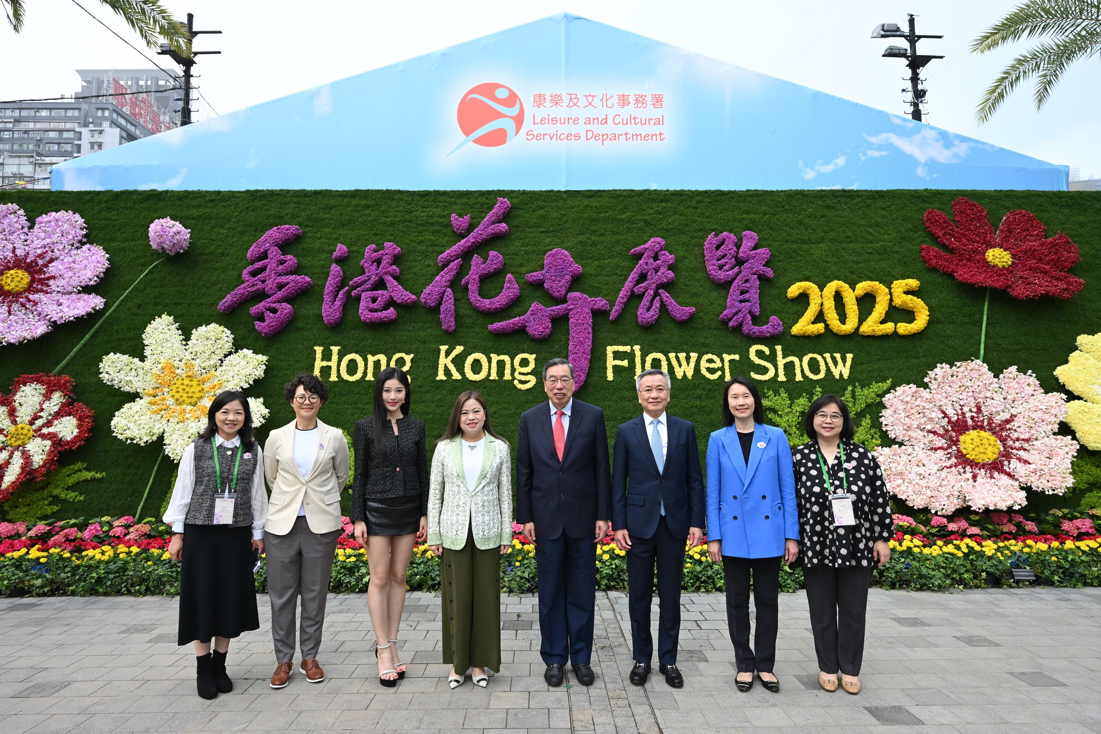 The annual Hong Kong Flower Show extravaganza opened at Victoria Park today (March 14) with some 400 000 flowers on display, including about 40 000 cosmos, this year's theme flower, and "Ablaze with Glory" as the main theme. Photo shows (from left) the Chairperson of the Show Committee of the Flower Show, Ms Tina Tai; the Deputy Director (Leisure Services) of the Leisure and Cultural Services Department (LCSD), Ms Winnie Chui; Miss Hong Kong 2024, Ellyn Ngai; the Secretary for Culture, Sports and Tourism, Miss Rosanna Law; the President of the Legislative Council, Mr Andrew Leung; Steward of the Hong Kong Jockey Club Mr Philip Lo; the Director of Leisure and Cultural Services, Ms Manda Chan; and Acting Assistant Director (Leisure Services) of the LCSD Ms Annie Fung, in front of the three-dimensional cosmos flower wall.