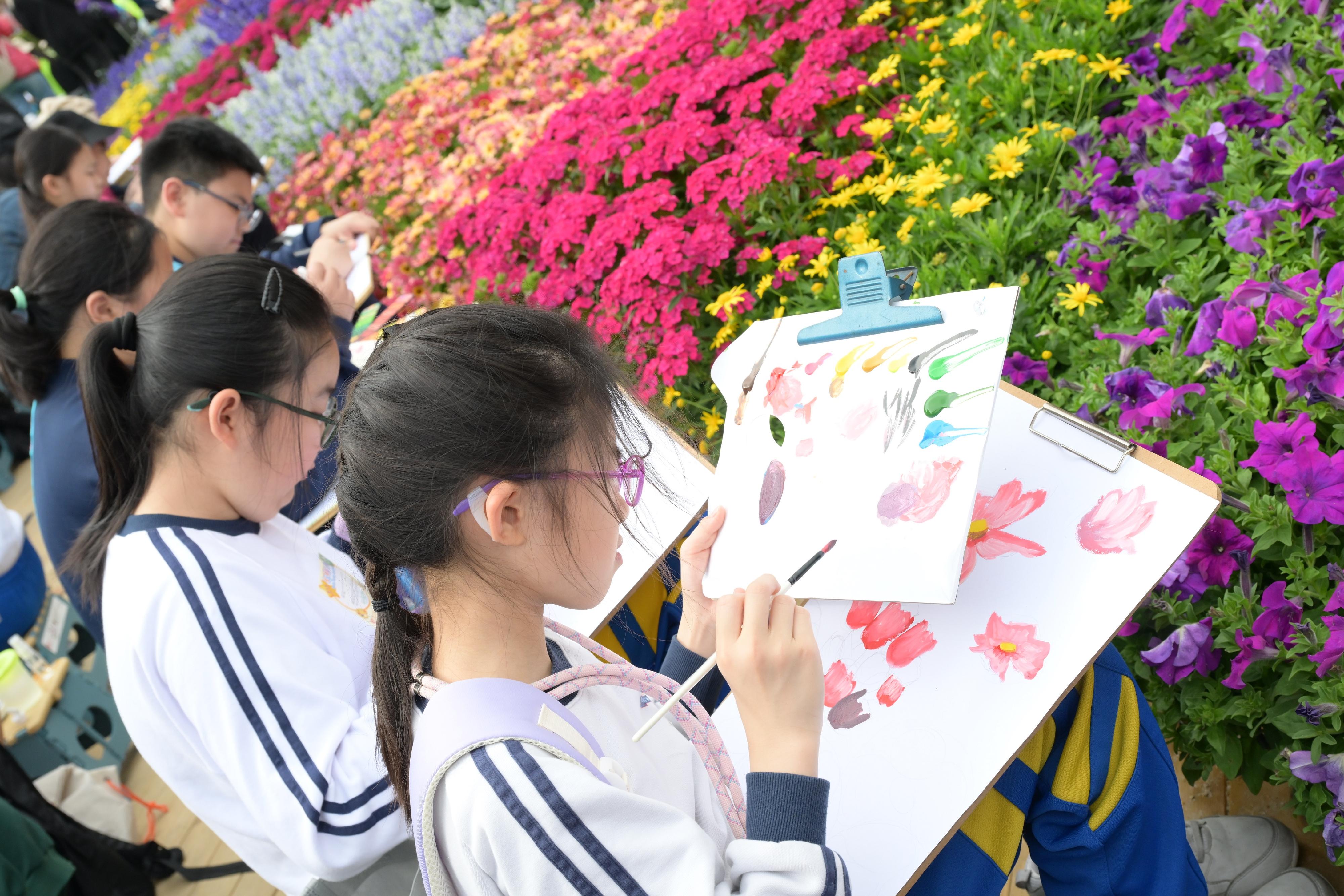 The annual Hong Kong Flower Show extravaganza opened at Victoria Park today (March 14) with some 400 000 flowers on display, including about 40 000 cosmos, this year's theme flower, and "Ablaze with Glory" as the main theme. The Jockey Club Student Drawing Competition held today attracted about 2 200 participants.