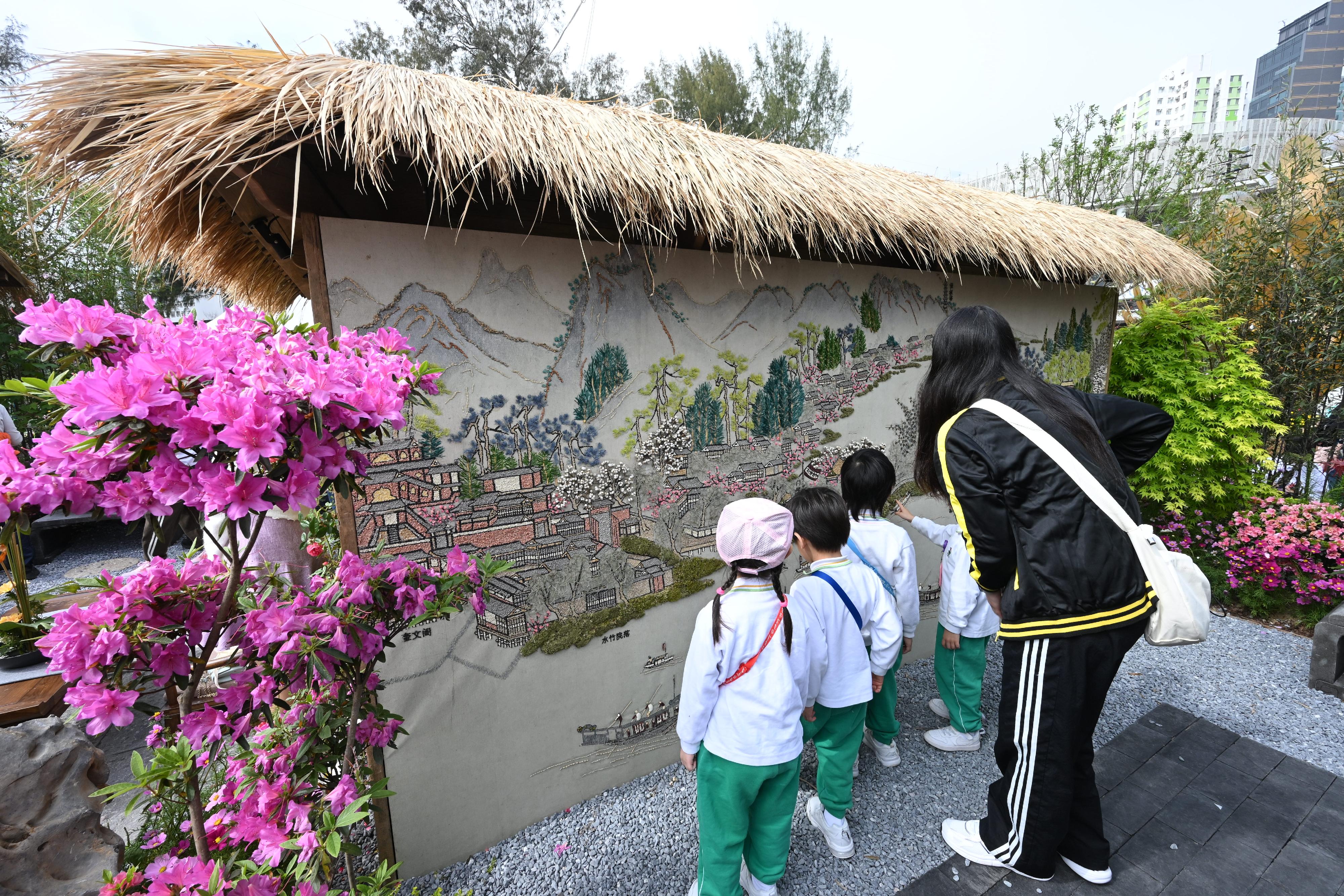 The annual Hong Kong Flower Show extravaganza opened at Victoria Park today (March 14) with some 400 000 flowers on display, including about 40 000 cosmos, this year's theme flower, and "Ablaze with Glory" as the main theme. Photo shows the display "Residences of Qiantang in the Song Dynasty" by the Hangzhou Municipal Bureau of Landscape and Cultural Heritage, Hangzhou West Lake Scenic Area Administration Committee and Hangzhou Botanical Garden (Hangzhou West Lake Academy of Landscape Science).