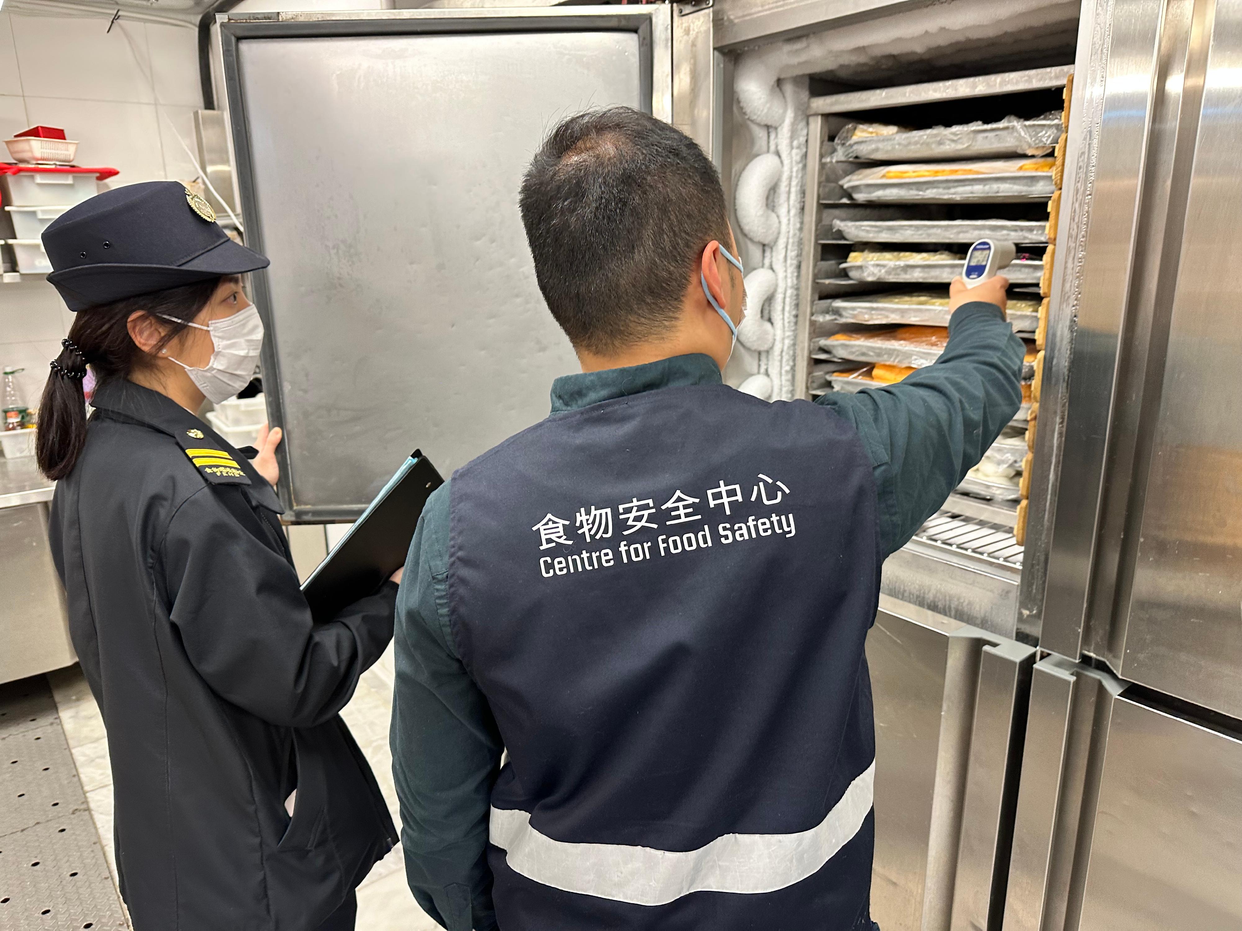 The Food and Environmental Hygiene Department continues to intensify inspections of food premises to safeguard food safety. The inspections cover the key aspects of food storage and preparation, including checking the compliance of food storage temperature.