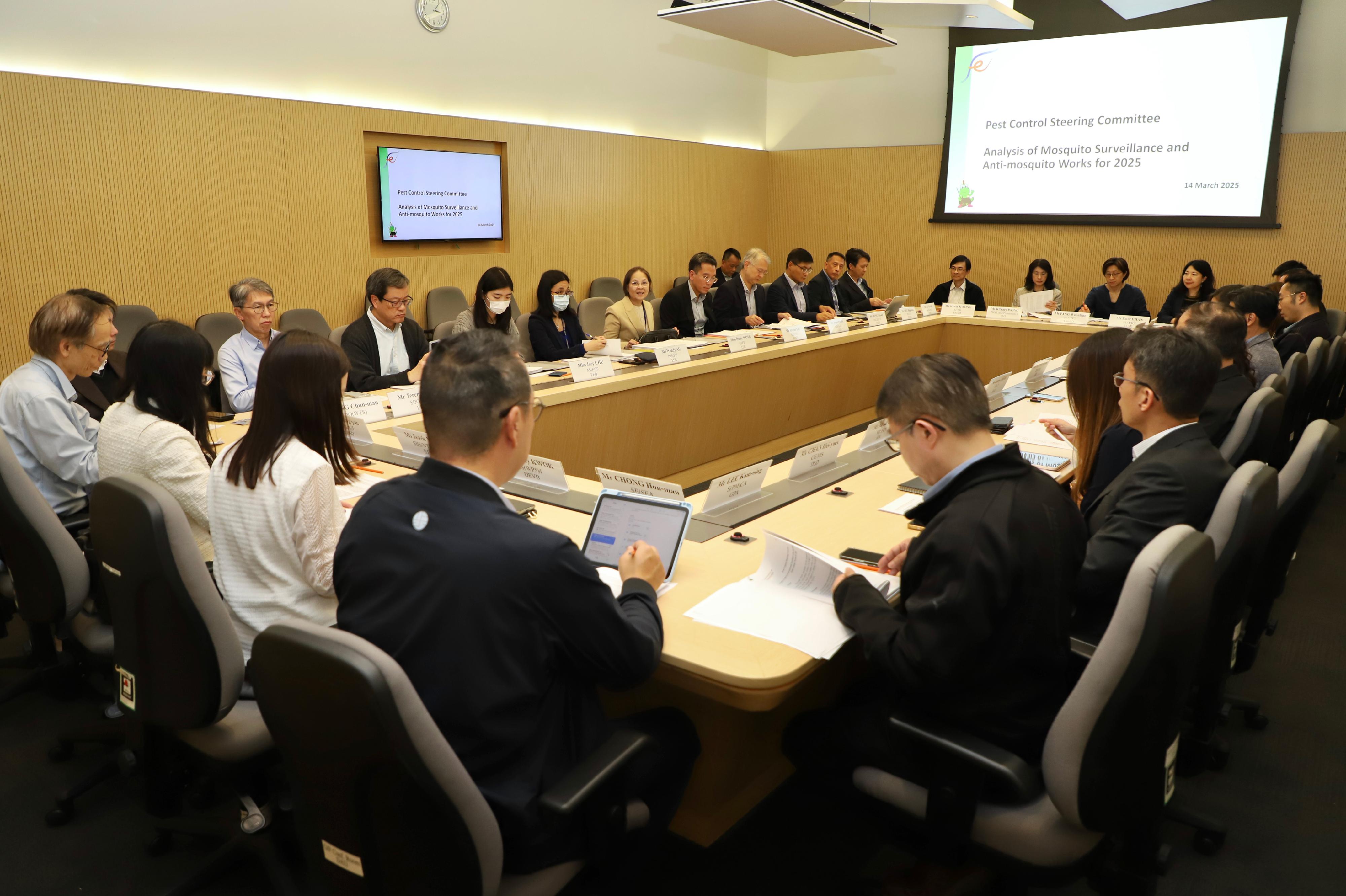 The interdepartmental Pest Control Steering Committee meeting was held today (March 14). The meeting was chaired by the Under Secretary for Environment and Ecology, Miss Diane Wong (fifth left). Participants of the meeting came from three policy bureaux and 20 government departments and organisations.