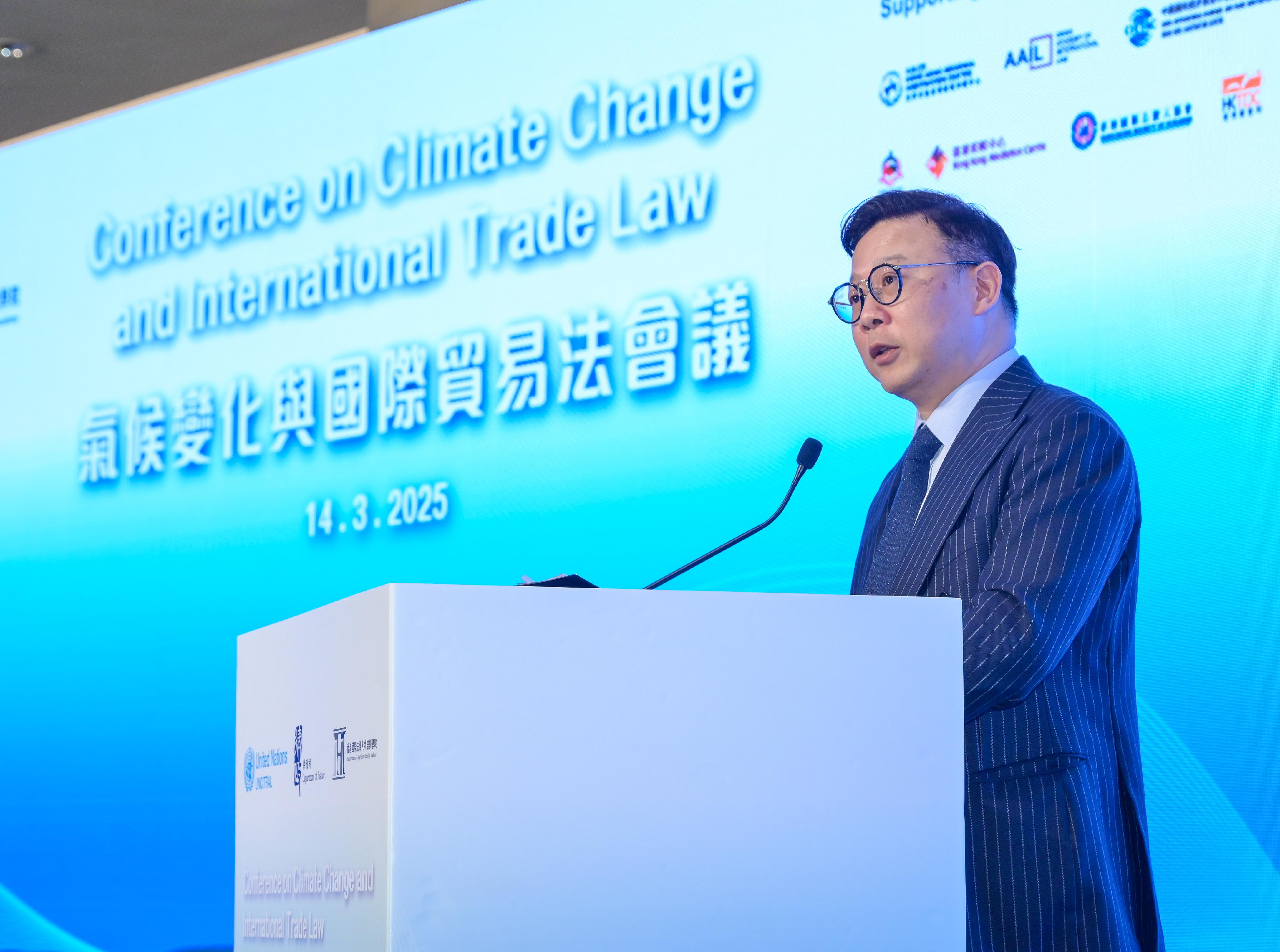 The Deputy Secretary for Justice, Dr Cheung Kwok-kwan, delivers closing remarks at the Conference on Climate Change and International Trade Law today (March 14). 