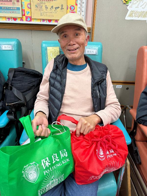 Lo Ka-leung, aged 67, is about 1.67 metres tall, 50 kilograms in weight and of thin build. He has a pointed face with yellow complexion and is bald with short white hair on both sides. He was last seen wearing a black jacket, blue trousers, blue shoes, a light brown cap, carrying a grey rucksack and a dark-coloured recycle bag.