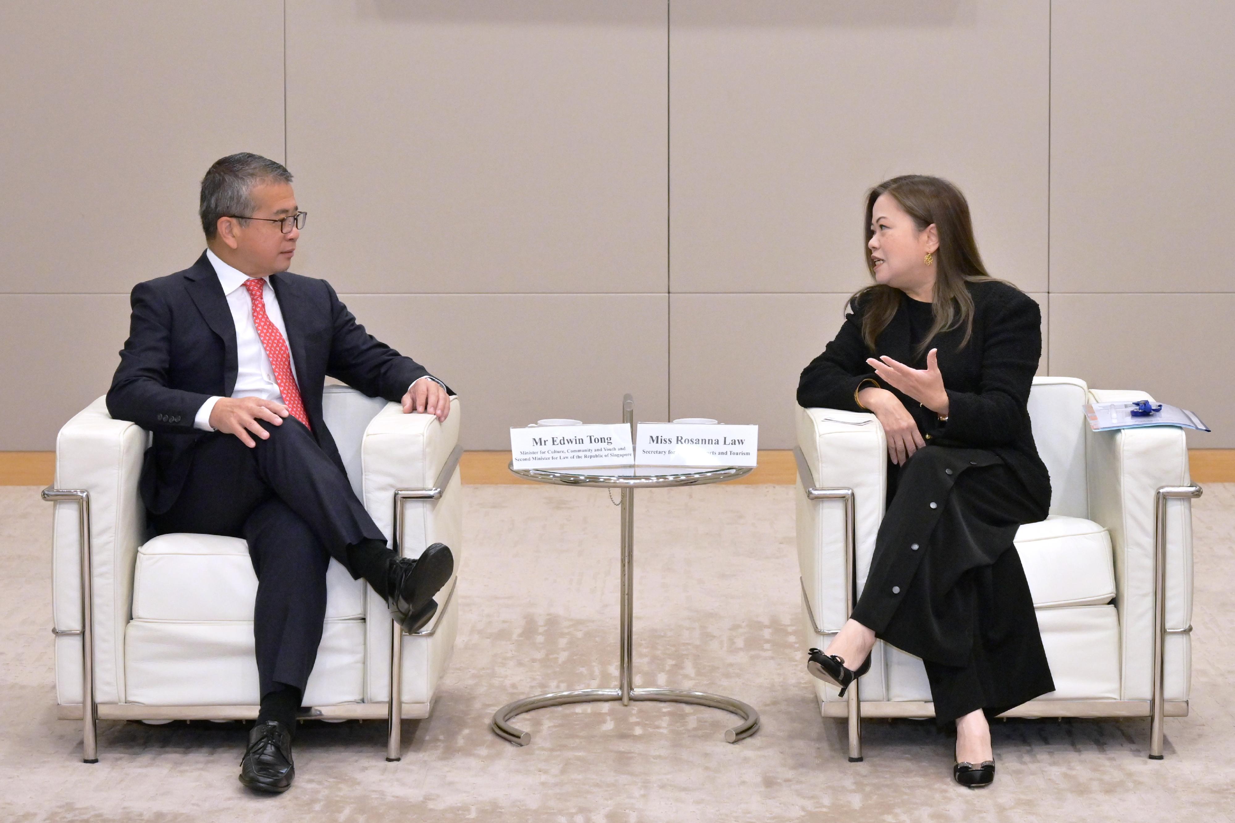 The Secretary for Culture, Sports and Tourism, Miss Rosanna Law, today (March 17) met with Singapore's Minister for Culture, Community and Youth and Second Minister for Law, Mr Edwin Tong. Photo shows Miss Law (right) briefing Mr Tong (left) on Hong Kong's in-depth integration of culture, tourism and sports.