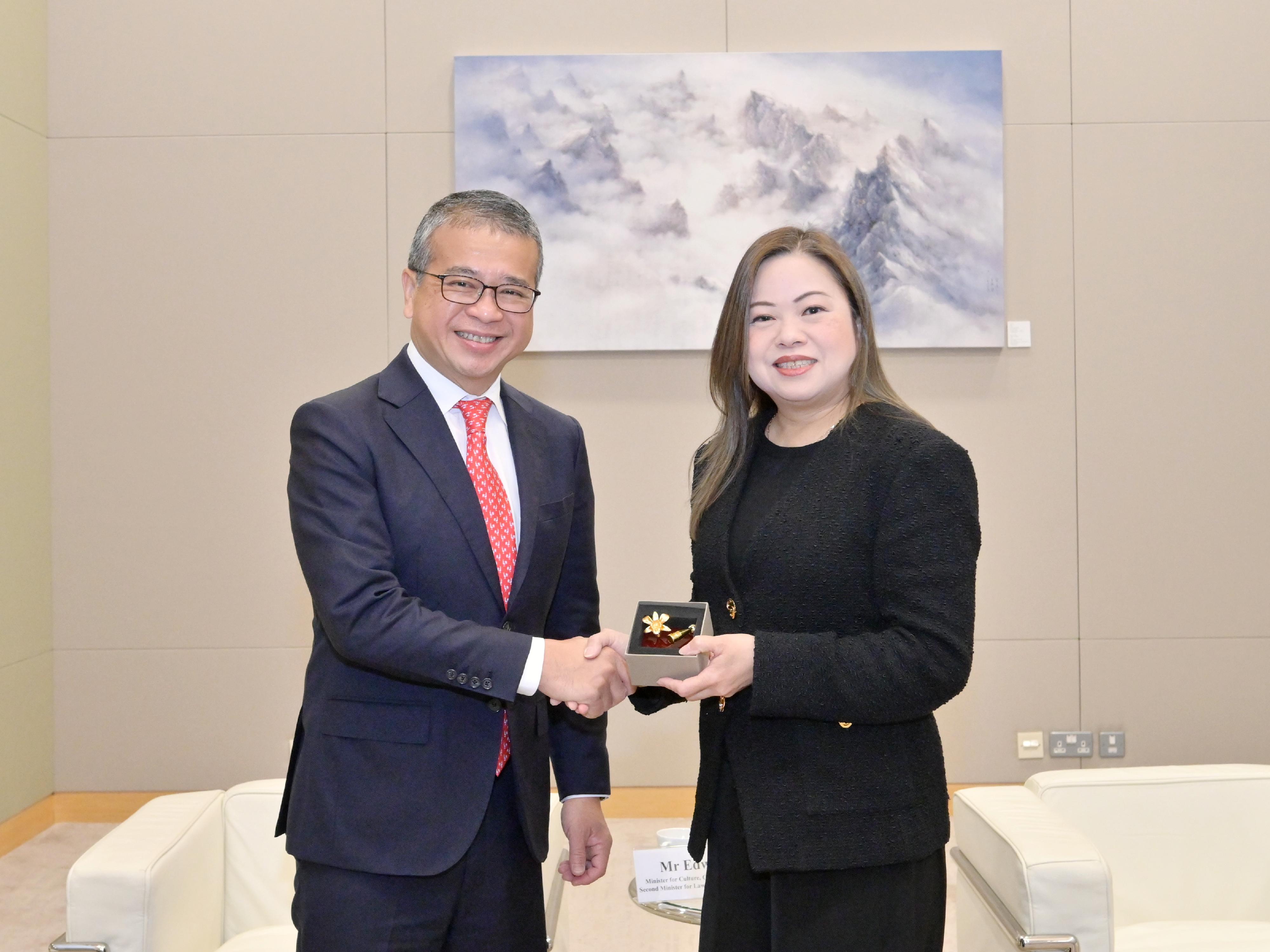 The Secretary for Culture, Sports and Tourism, Miss Rosanna Law, today (March 17) met with Singapore's Minister for Culture, Community and Youth and Second Minister for Law, Mr Edwin Tong. Photo shows Miss Law (right) receiving a souvenir from Mr Tong (left).