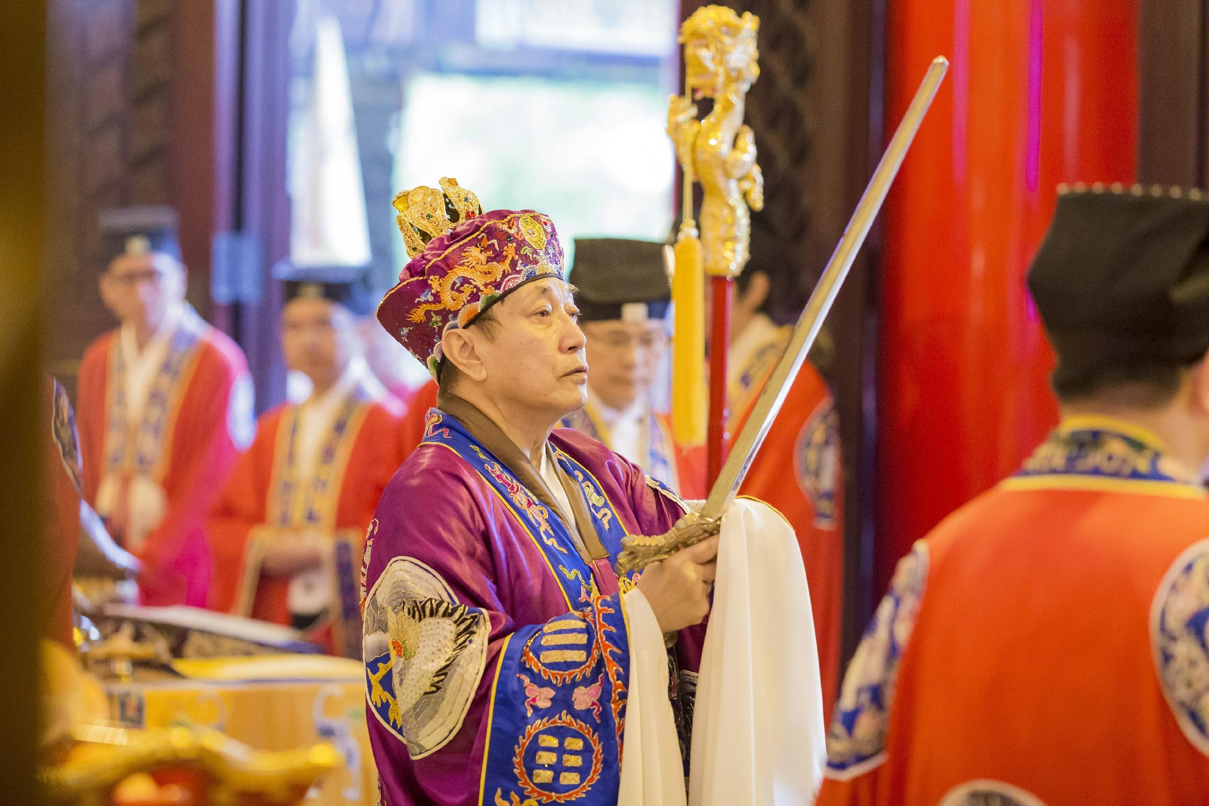 The Ministry of Culture and Tourism announced the sixth batch of the representative bearers of the national intangible cultural heritage on March 12, including Dr Lee Yiu-fai, the Abbot of Wong Tai Sin Temple and representative of the Wong Tai Sin belief and customs.