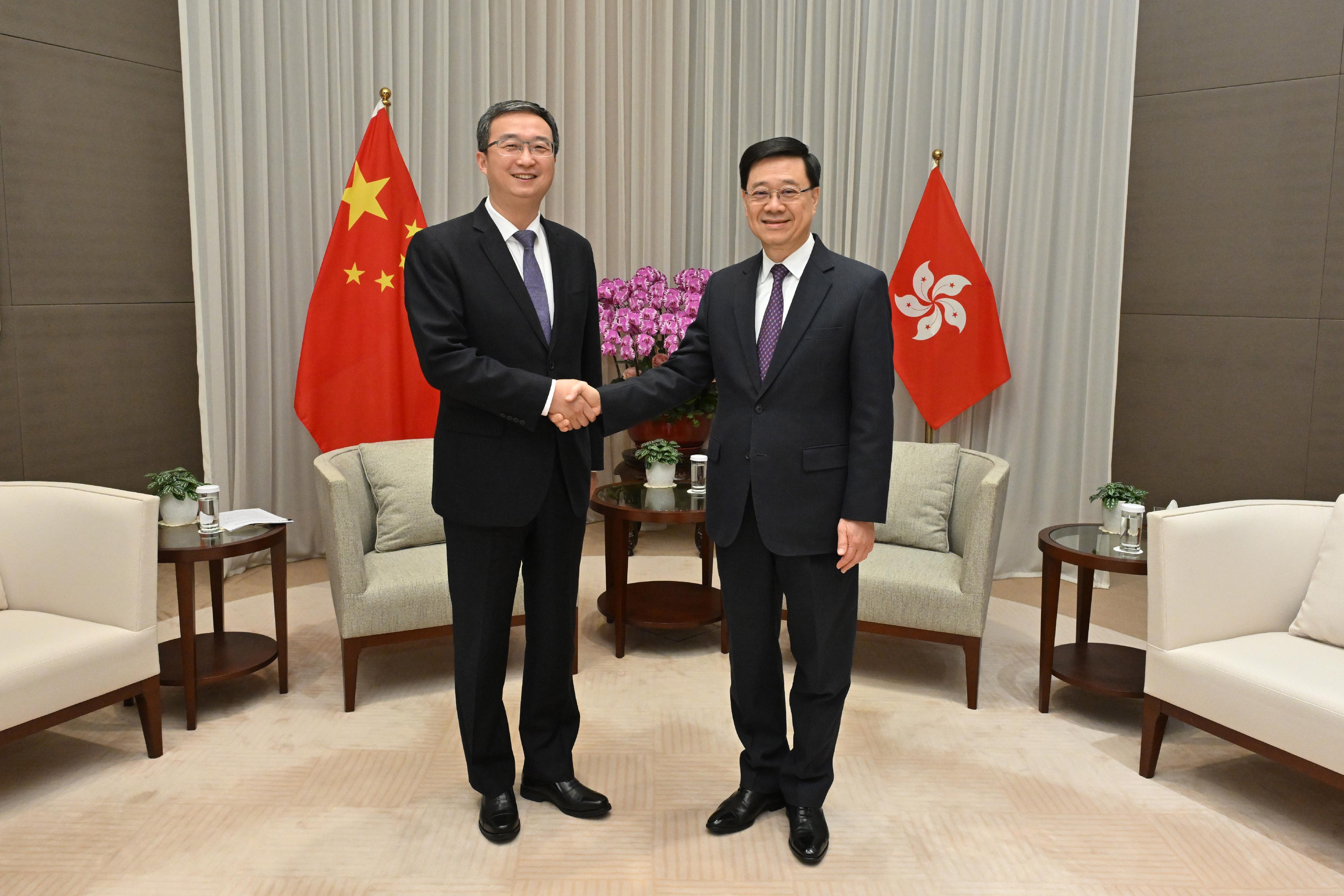 The Chief Executive, Mr John Lee (right), meets with the Secretary of the CPC Dongguan Municipal Committee, Mr Wei Hao (left), today (March 18).