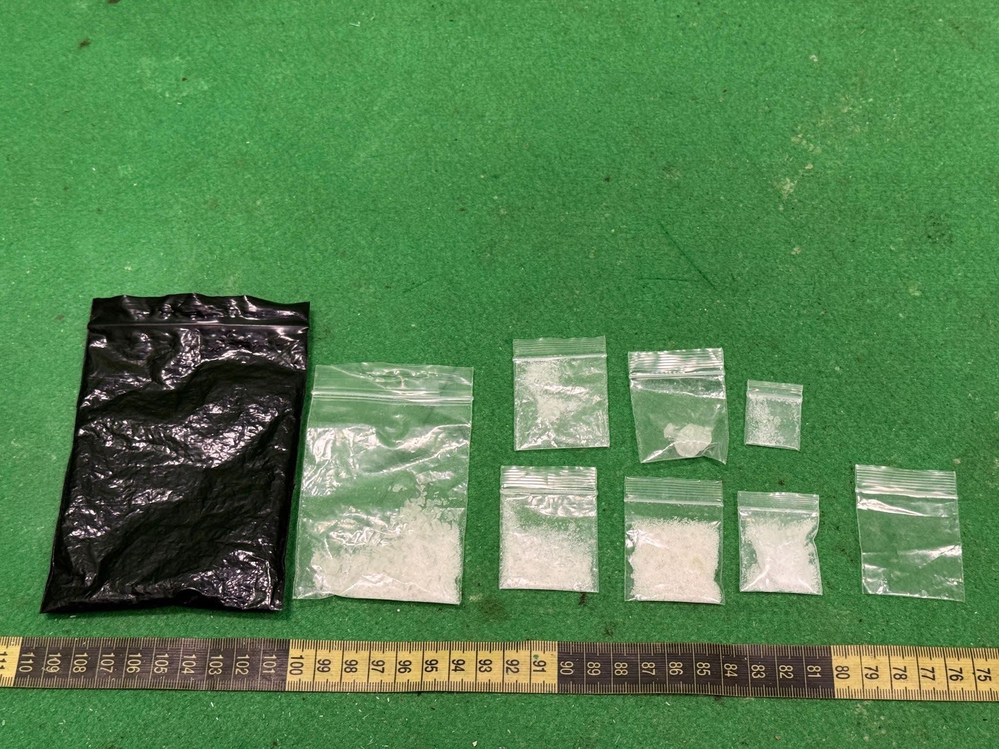 香港海關三月十一日和昨日（三月十七日）在香港國際機場和葵涌檢獲共約六公斤懷疑氯胺酮和約八克懷疑冰毒，估計市值超過二百八十萬元。圖示在被捕人士身上檢獲的懷疑冰毒。