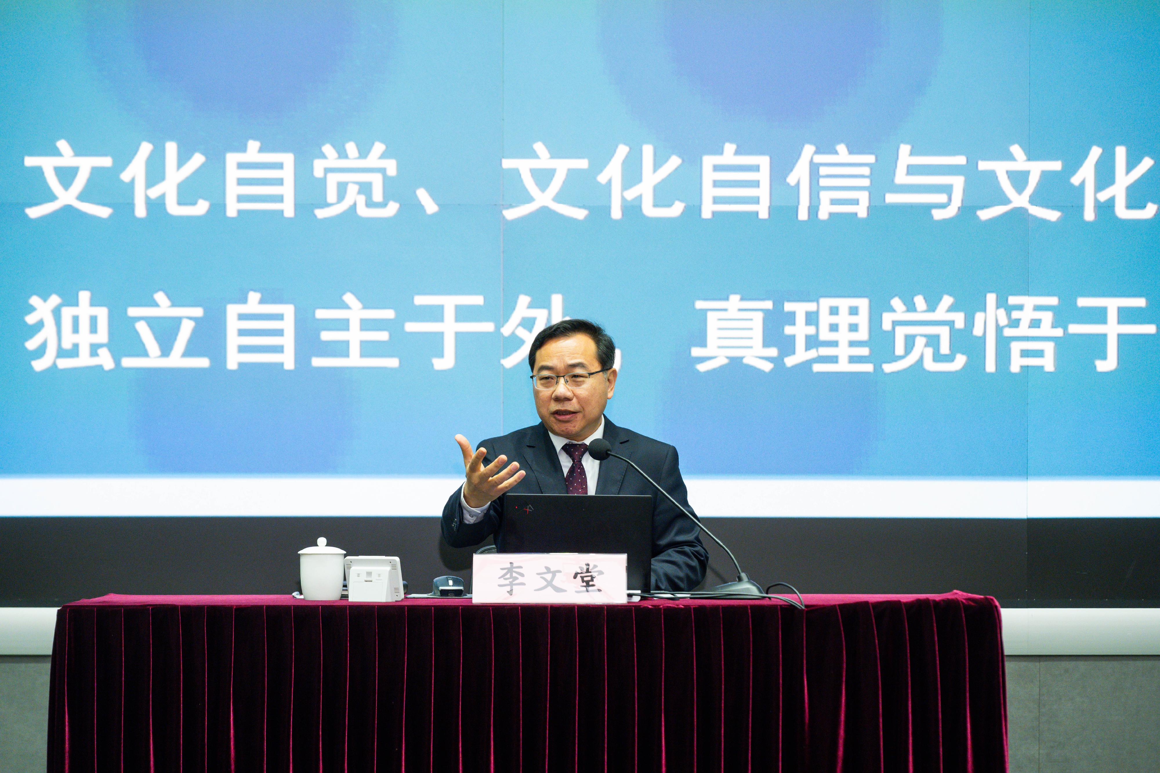 The Civil Service College held a talk on "Xi Jinping Thought on Culture" at the Central Government Offices today (March 19). Photo shows Vice President of the National Academy of Governance Mr Li Wentang delivering his talk.