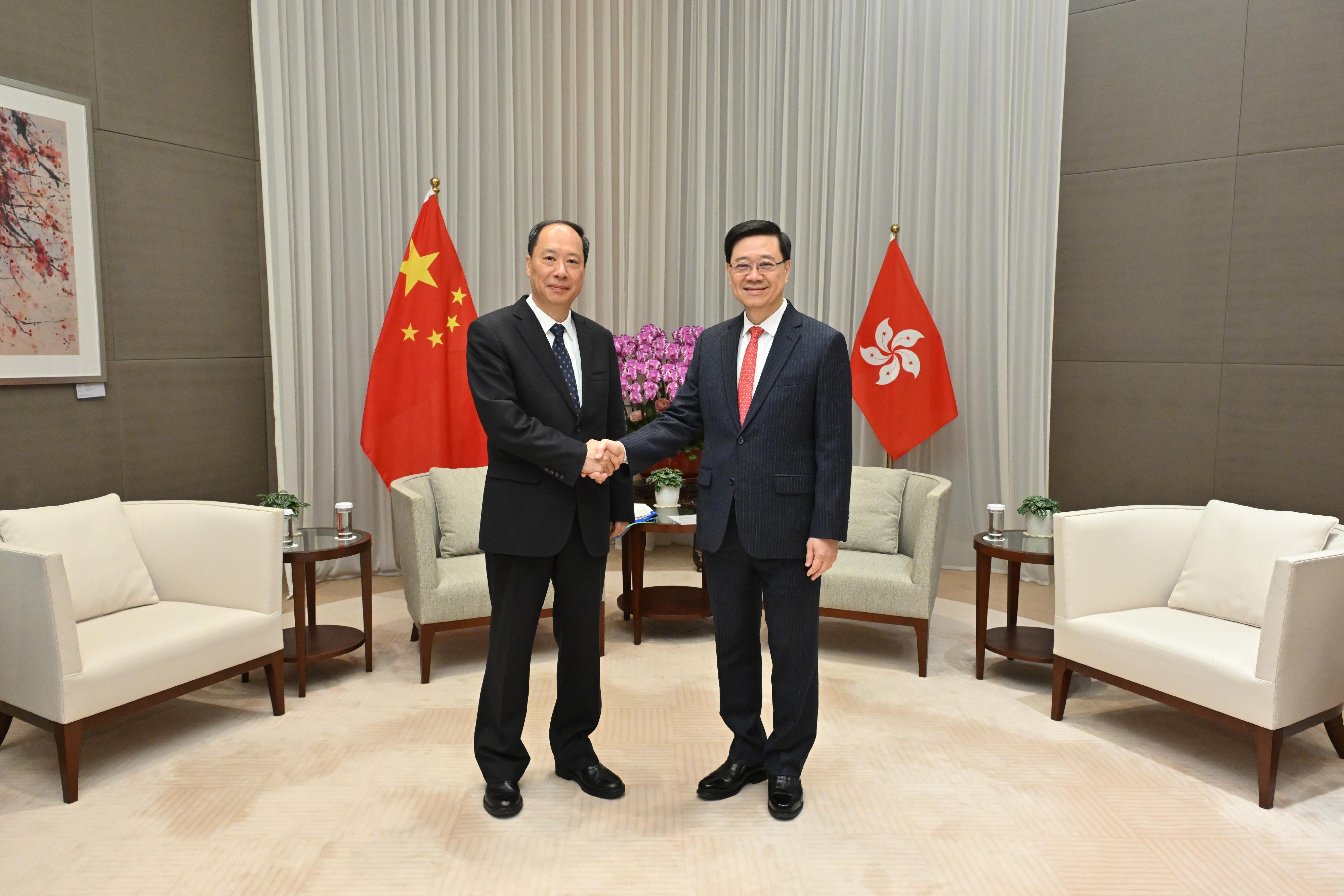 The Chief Executive, Mr John Lee (right), meets the Secretary of the CPC Jiangmen Municipal Committee, Mr Chen Anming (left), today (March 19).